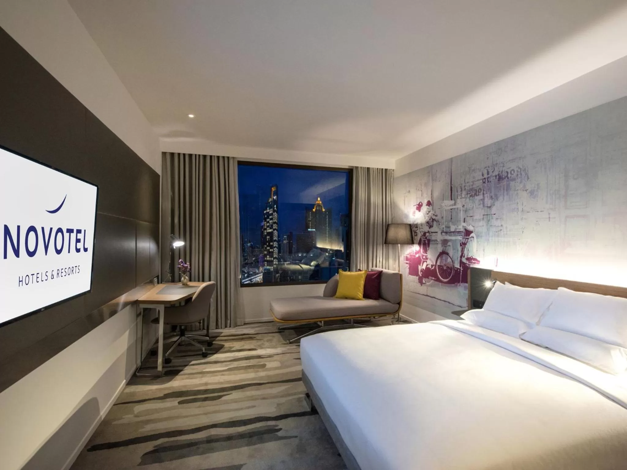 Seating area, Bed in Novotel Bangkok Sukhumvit 4