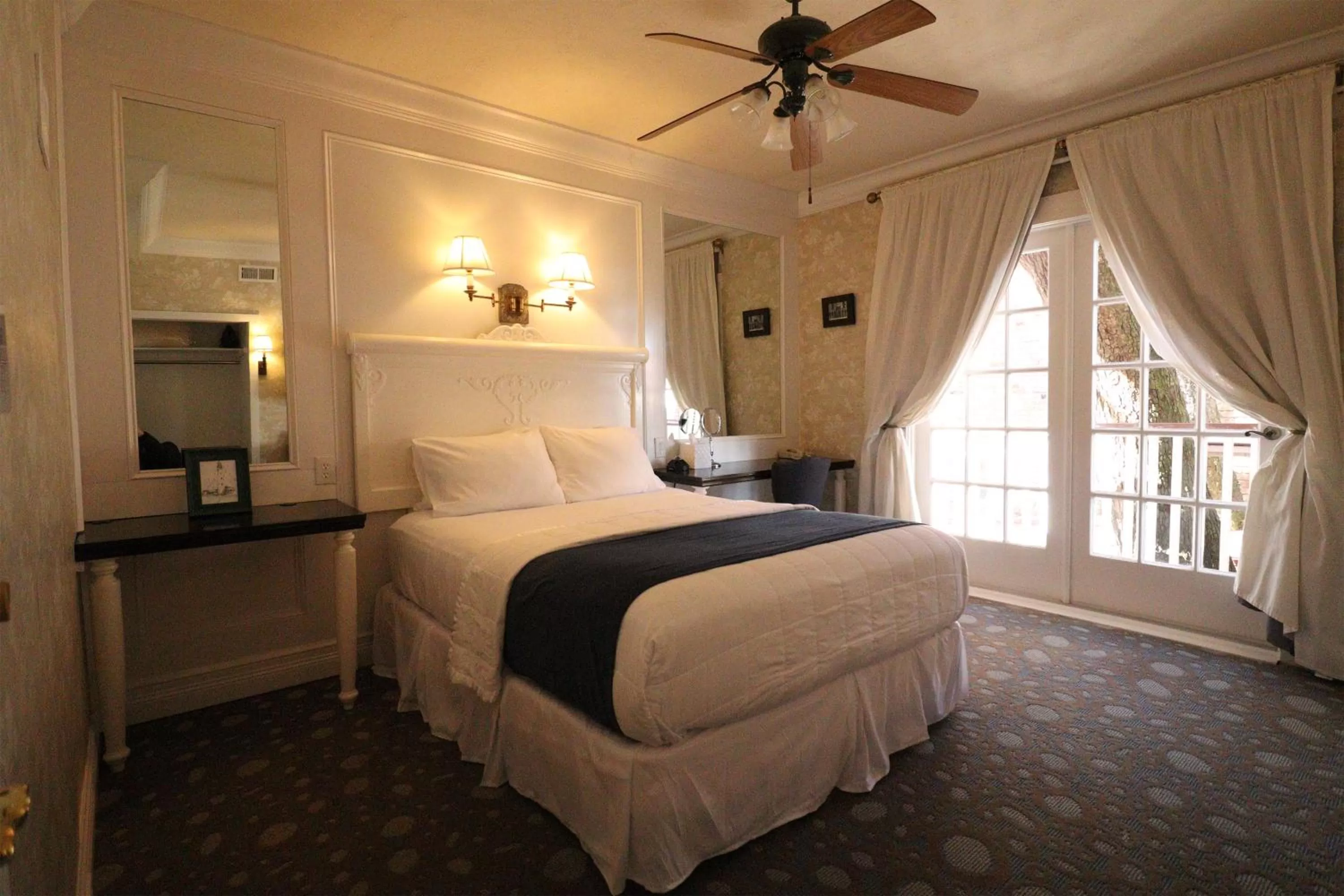 Bed in The Riverview Hotel - New Smyrna Beach