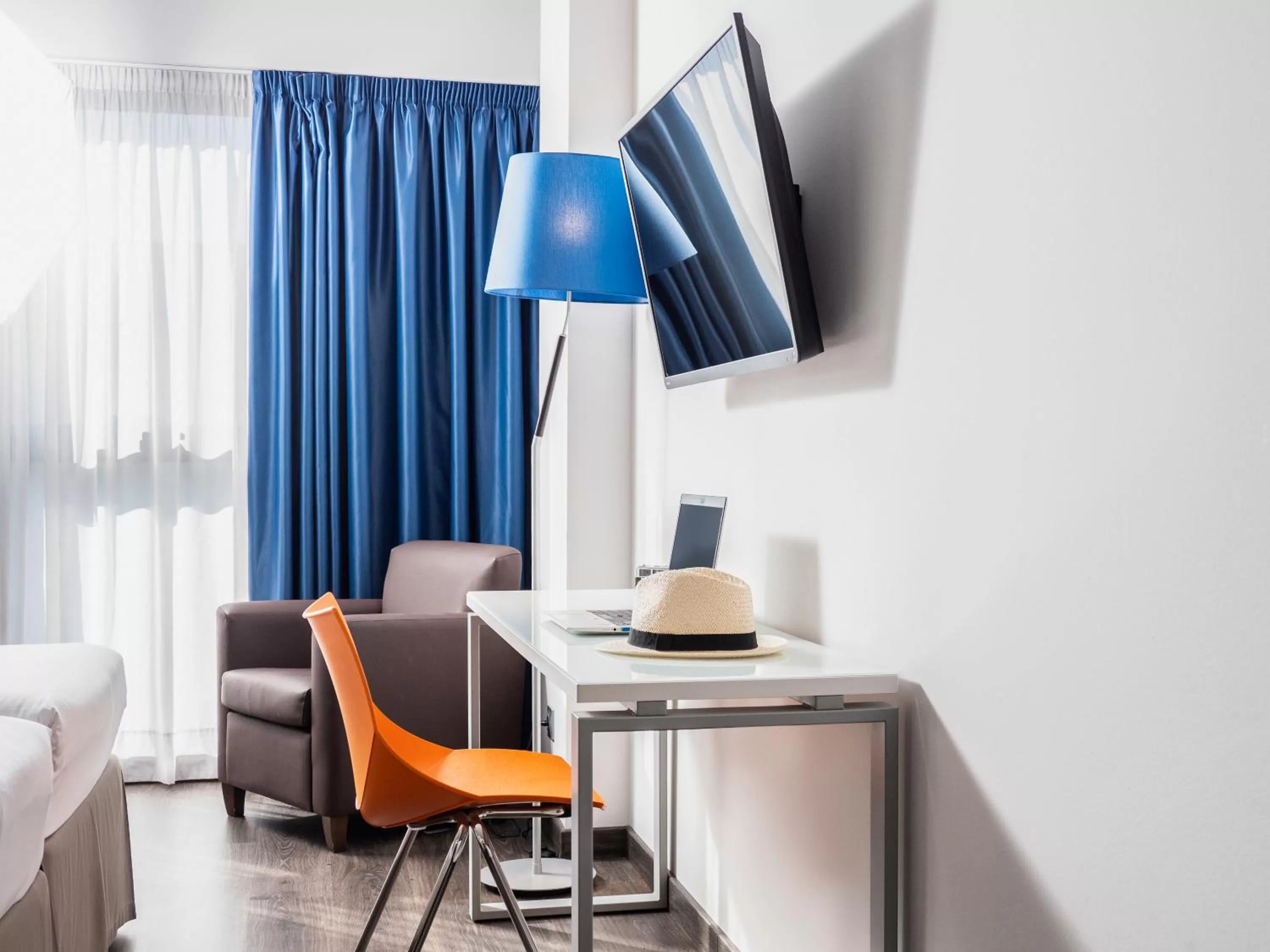 Photo of the whole room in Ibis Styles A Coruna