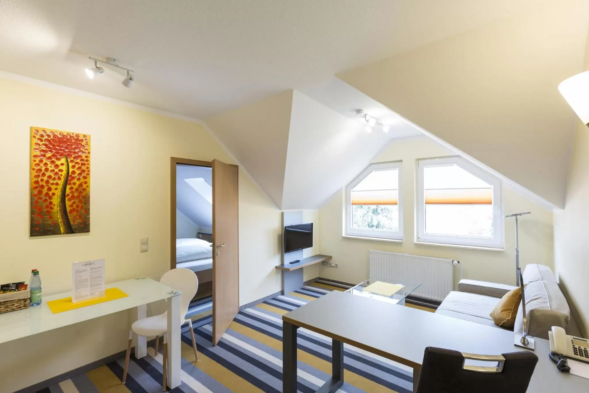 Living room, Bed in Globotel Hotel Garbsen