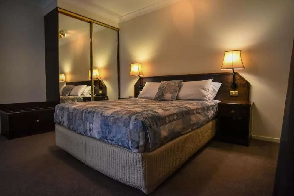 Bedroom, Bed in The Crossing Motel