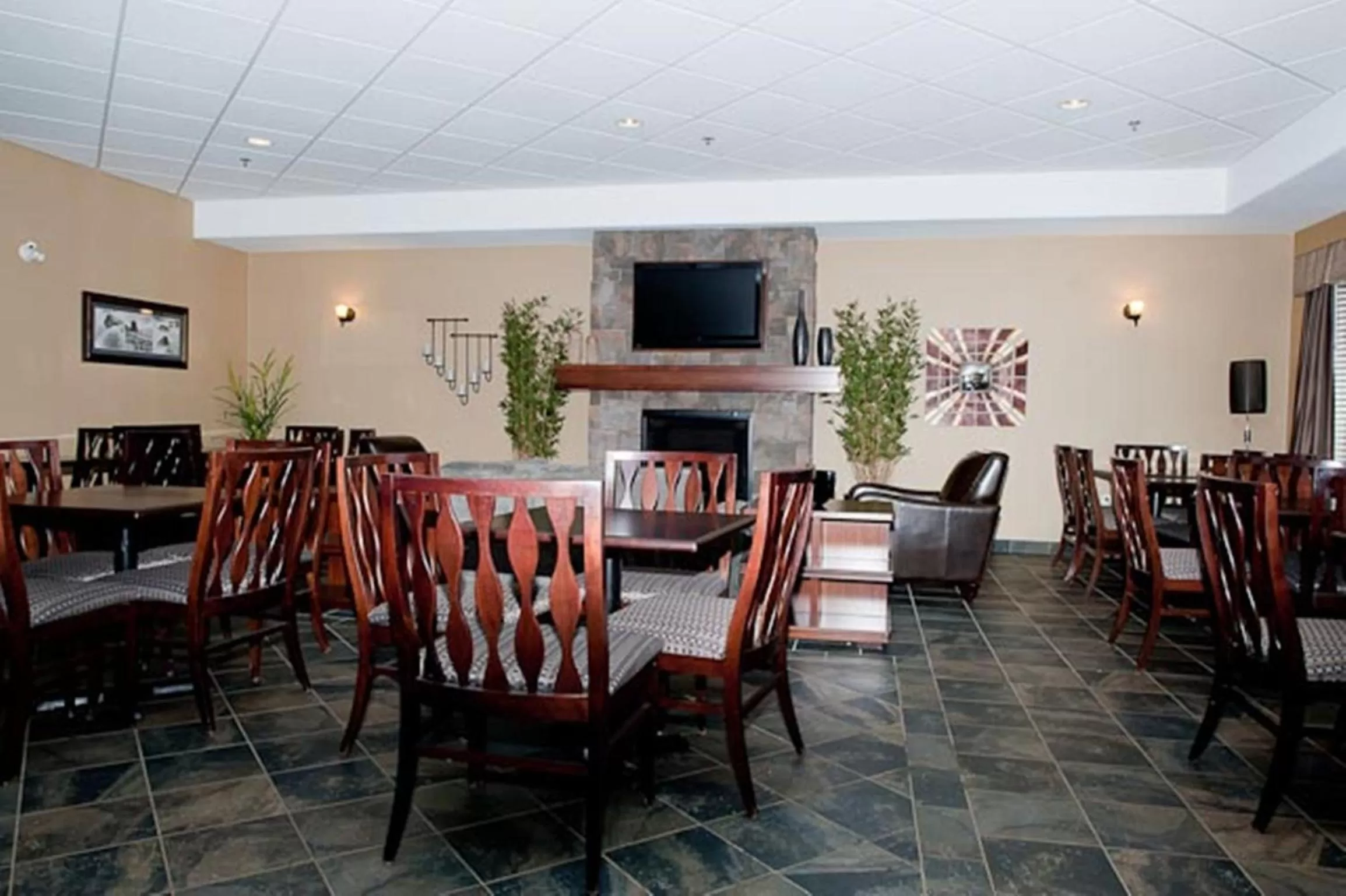 Restaurant/places to eat in Paradise Inn and Suites