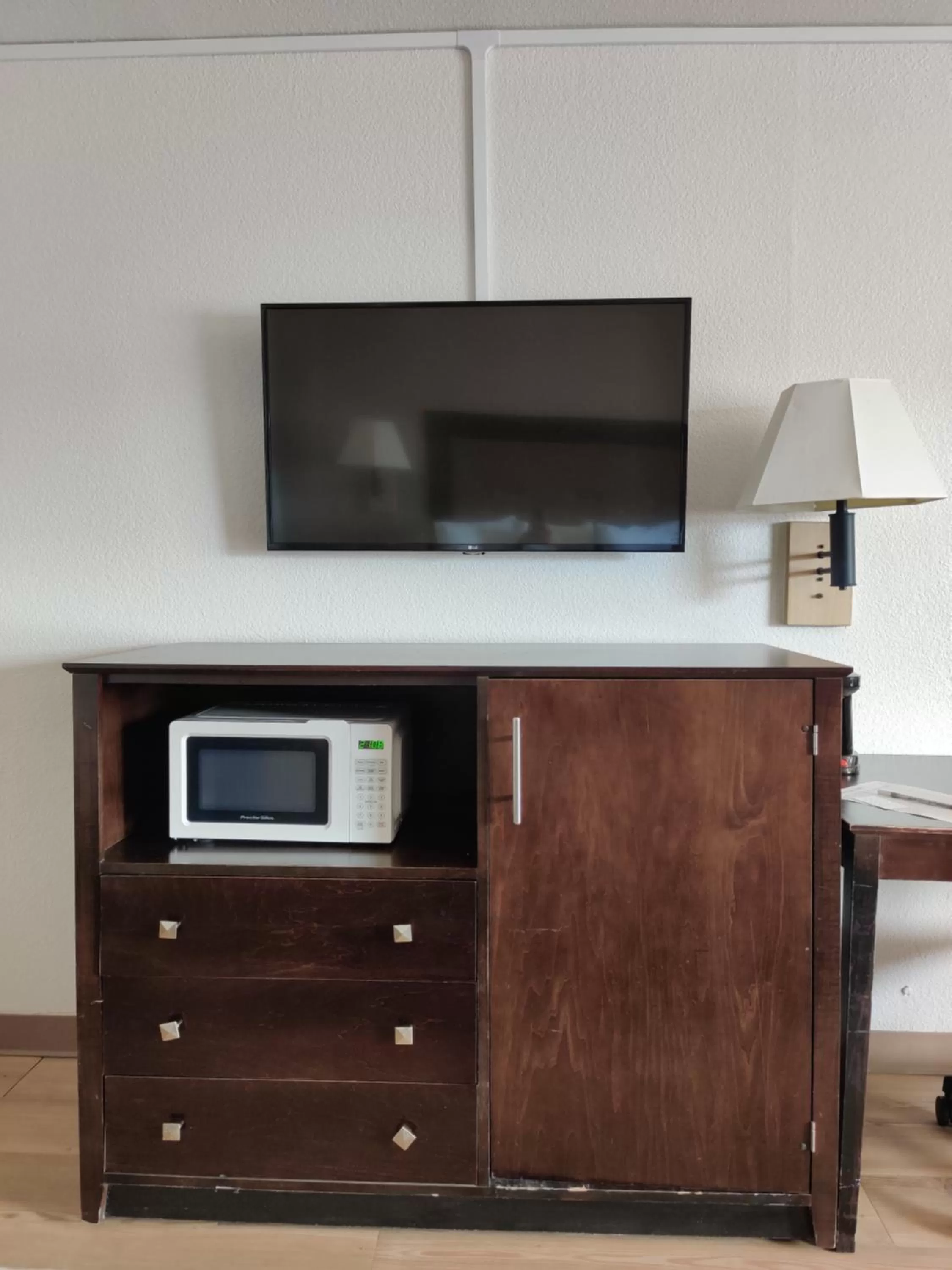 TV and multimedia in Red Roof Inn Houston - Jersey Village