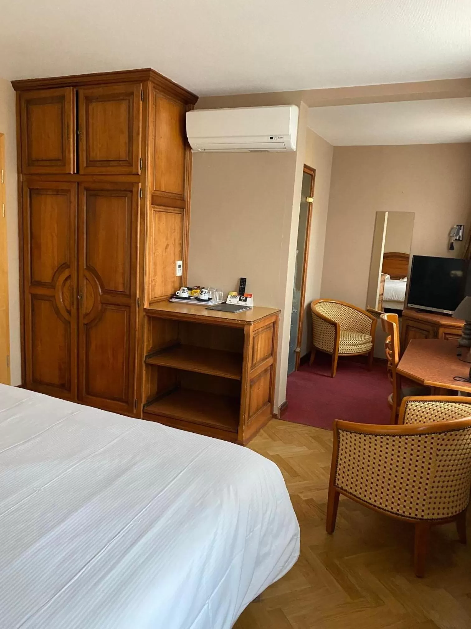 Property building, Bed in Logis Hôtel Restaurant Au Cerf d'Or