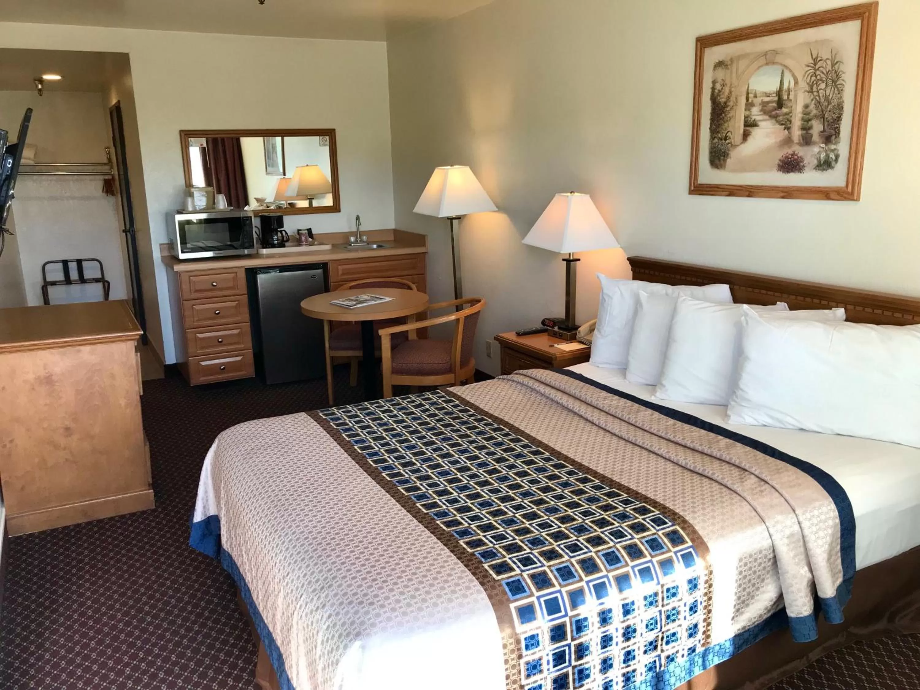 Kitchen or kitchenette, Bed in Oakridge Inn