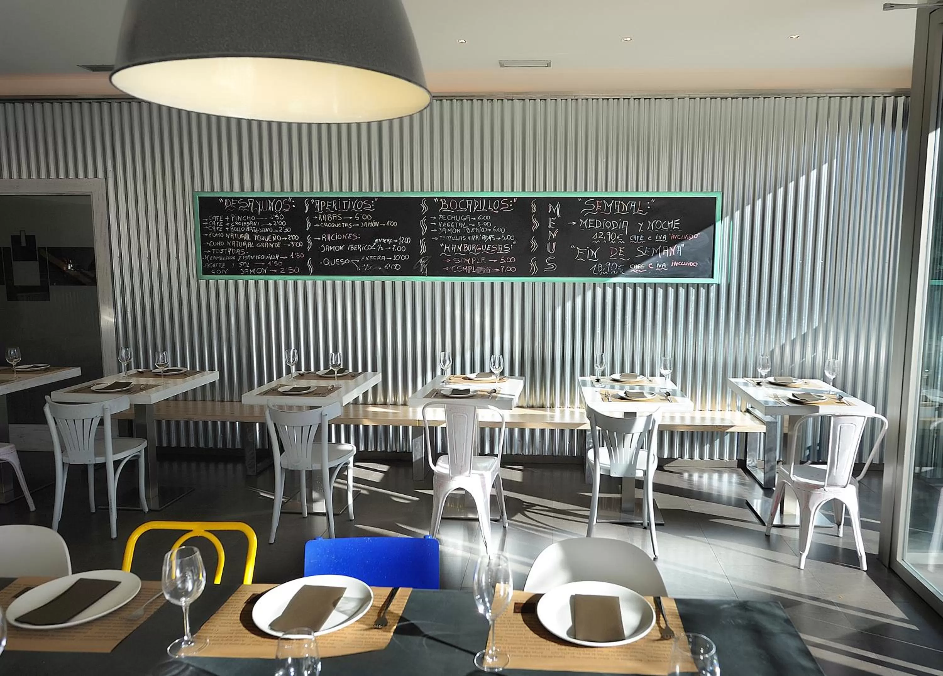 Restaurant/Places to Eat in Suites Pamplona Plaza