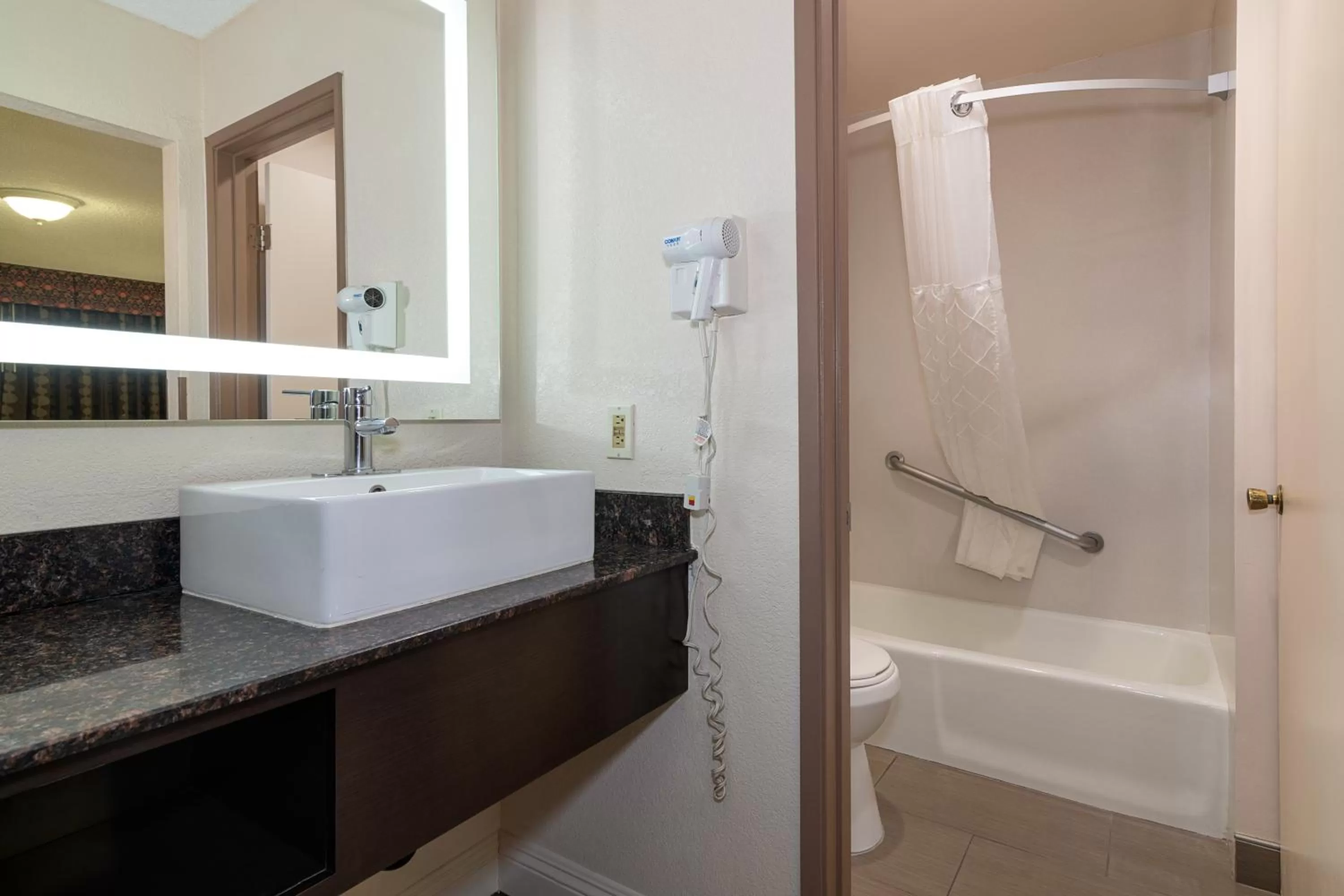 King Room - Non-Smoking in Rodeway Inn On Historic Route 66