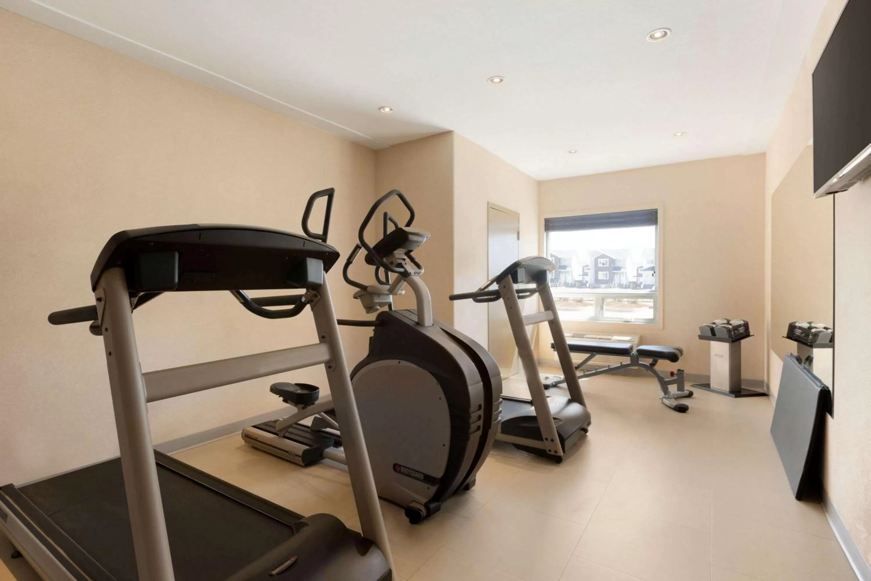 Fitness centre/facilities in Days Inn by Wyndham Regina Airport West