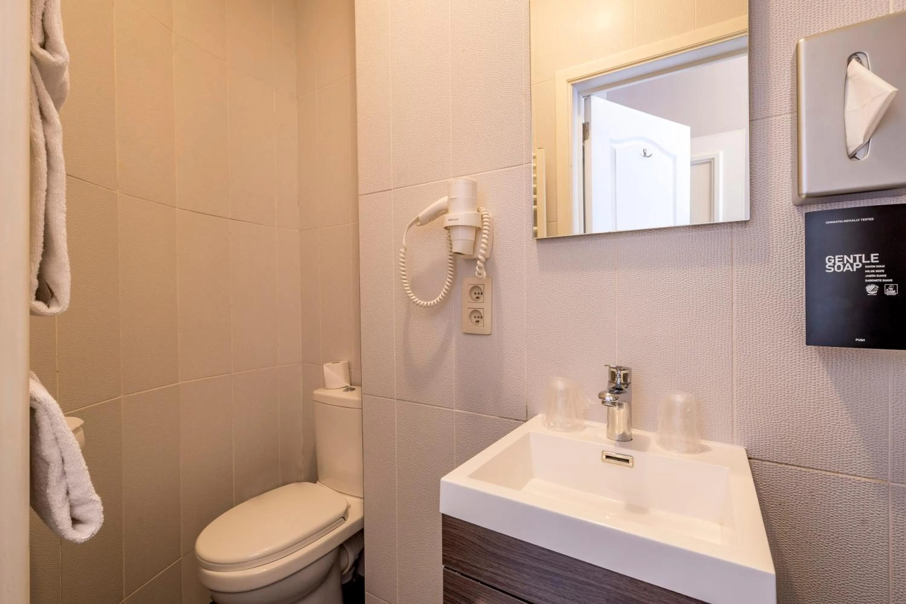 Small Single Room in Beverly Hills Hotel