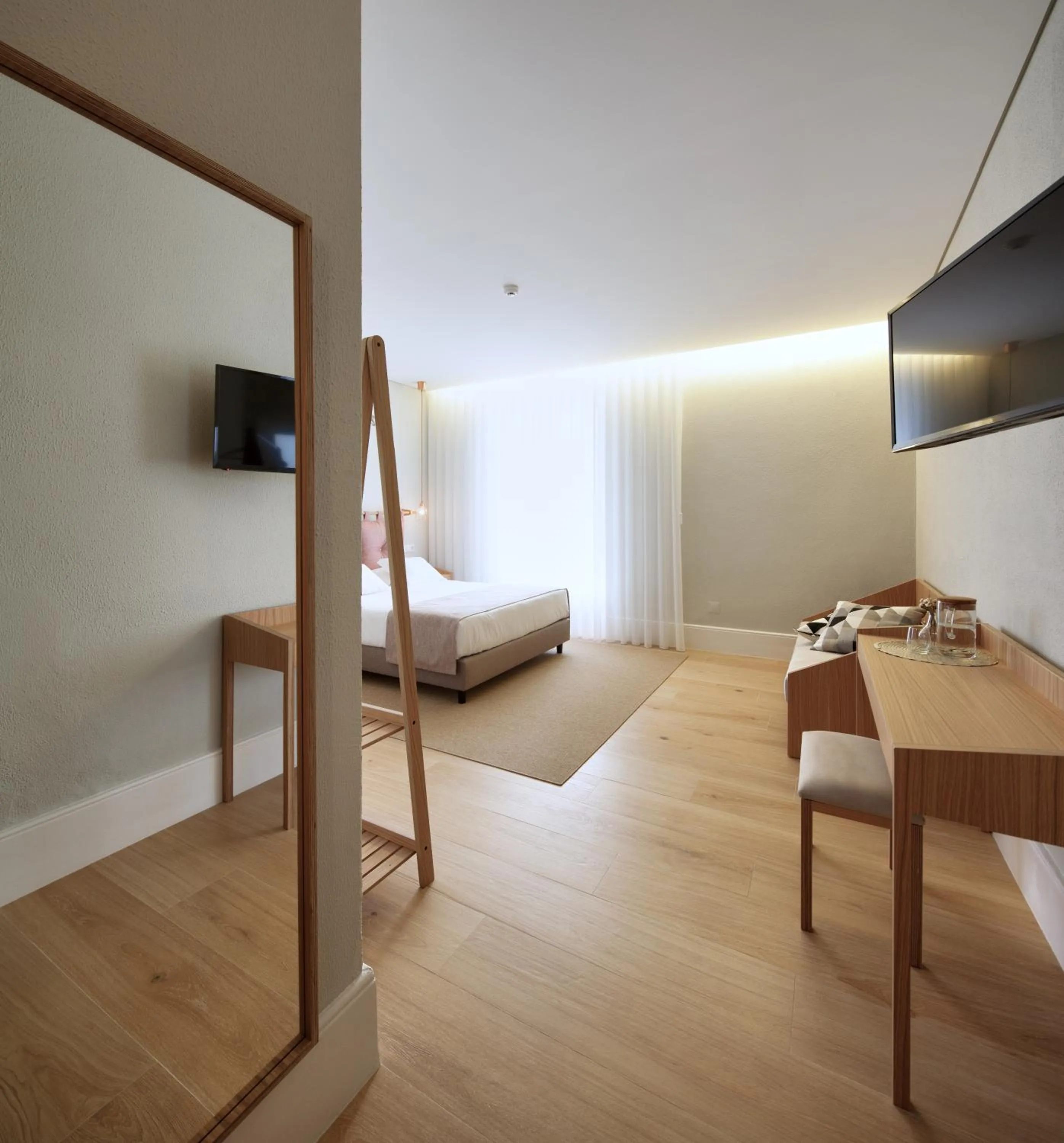 Toilet, Bed in The Rex Hotel Porto