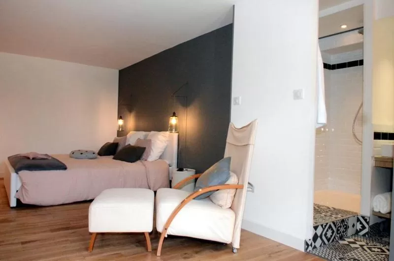 Bathroom, Bed in Les Jardins De Galicia