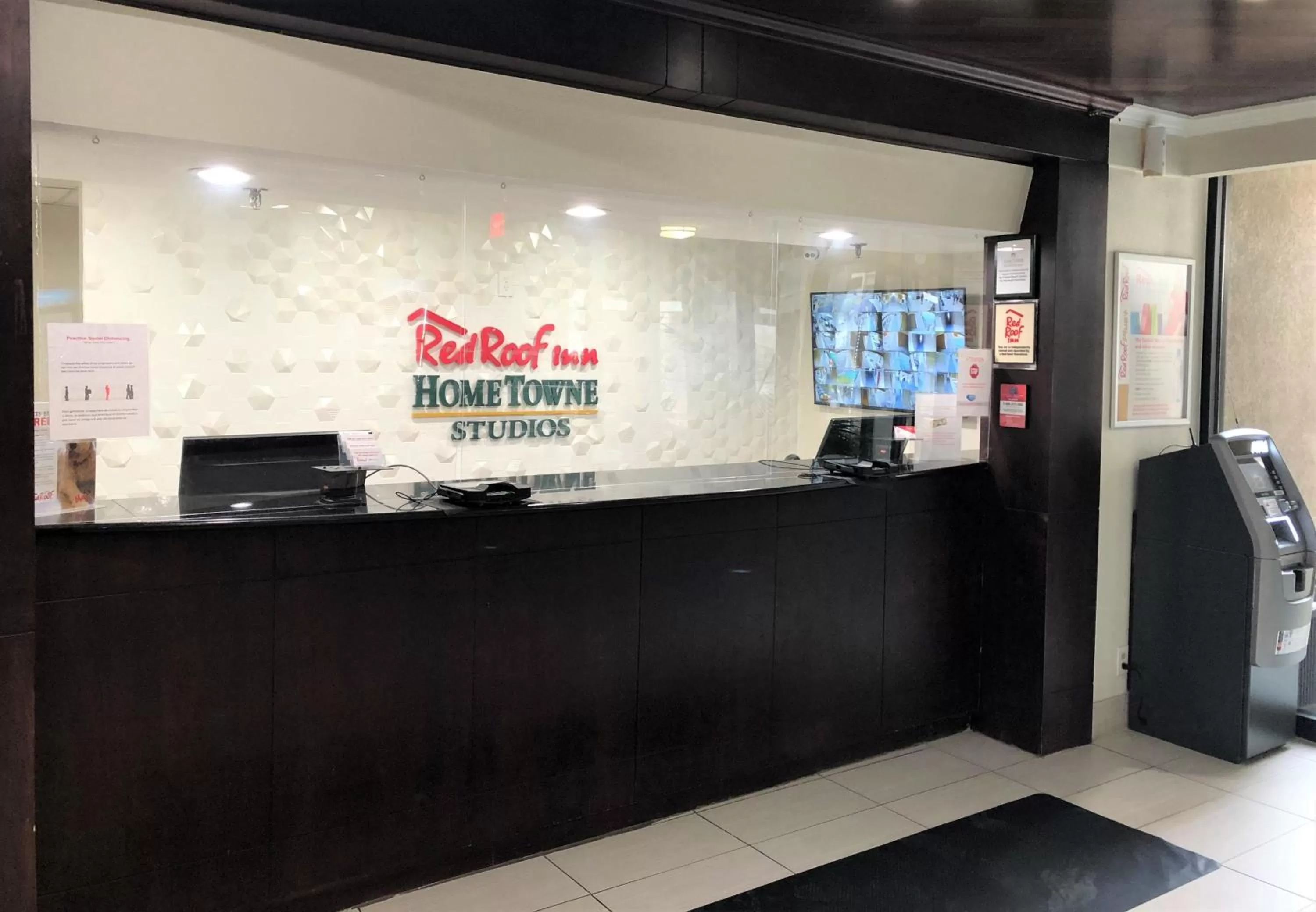 Lobby or reception in HomeTowne Studios by Red Roof Bordentown - McGuire AFB