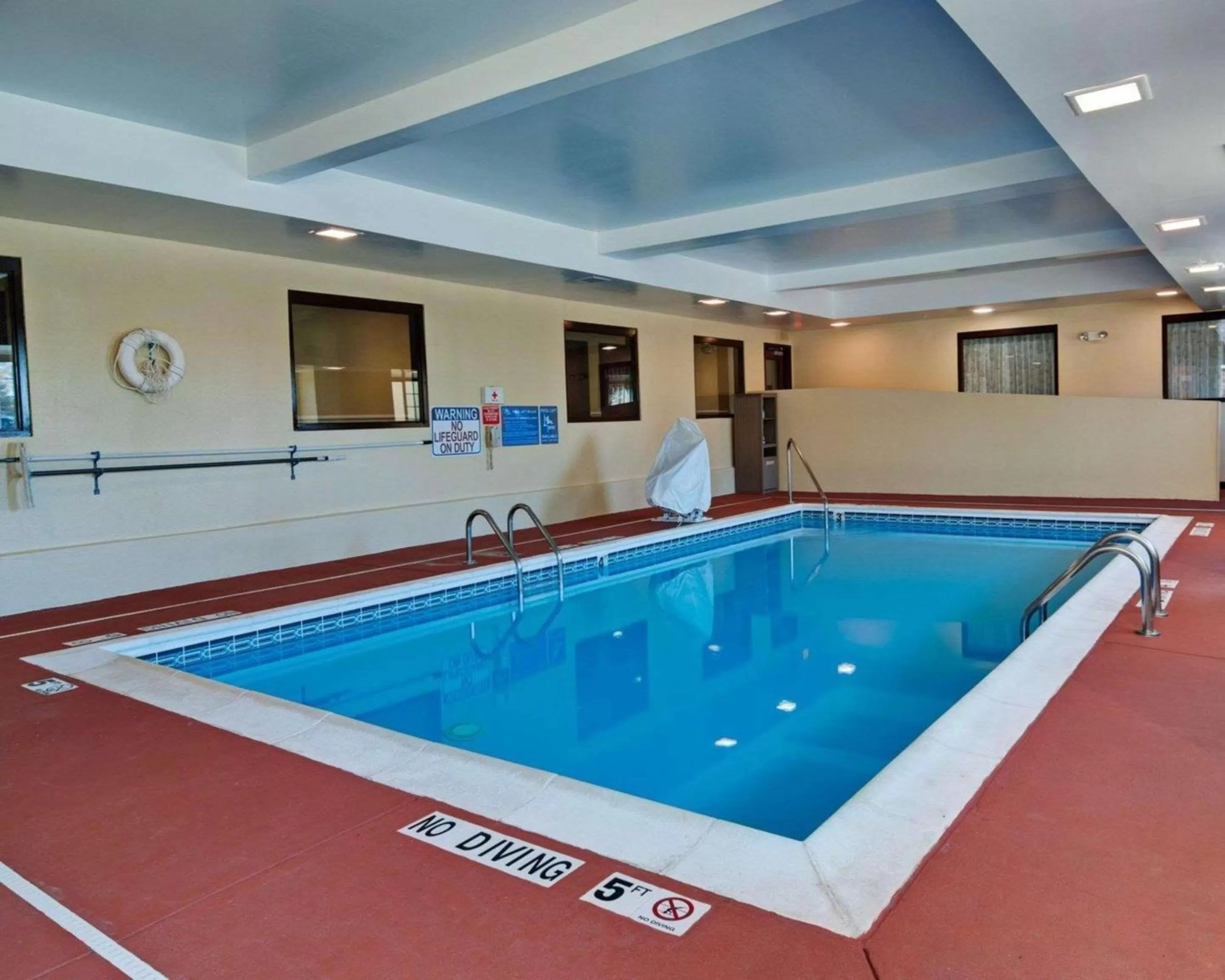 Swimming pool in Comfort Inn Mount Airy