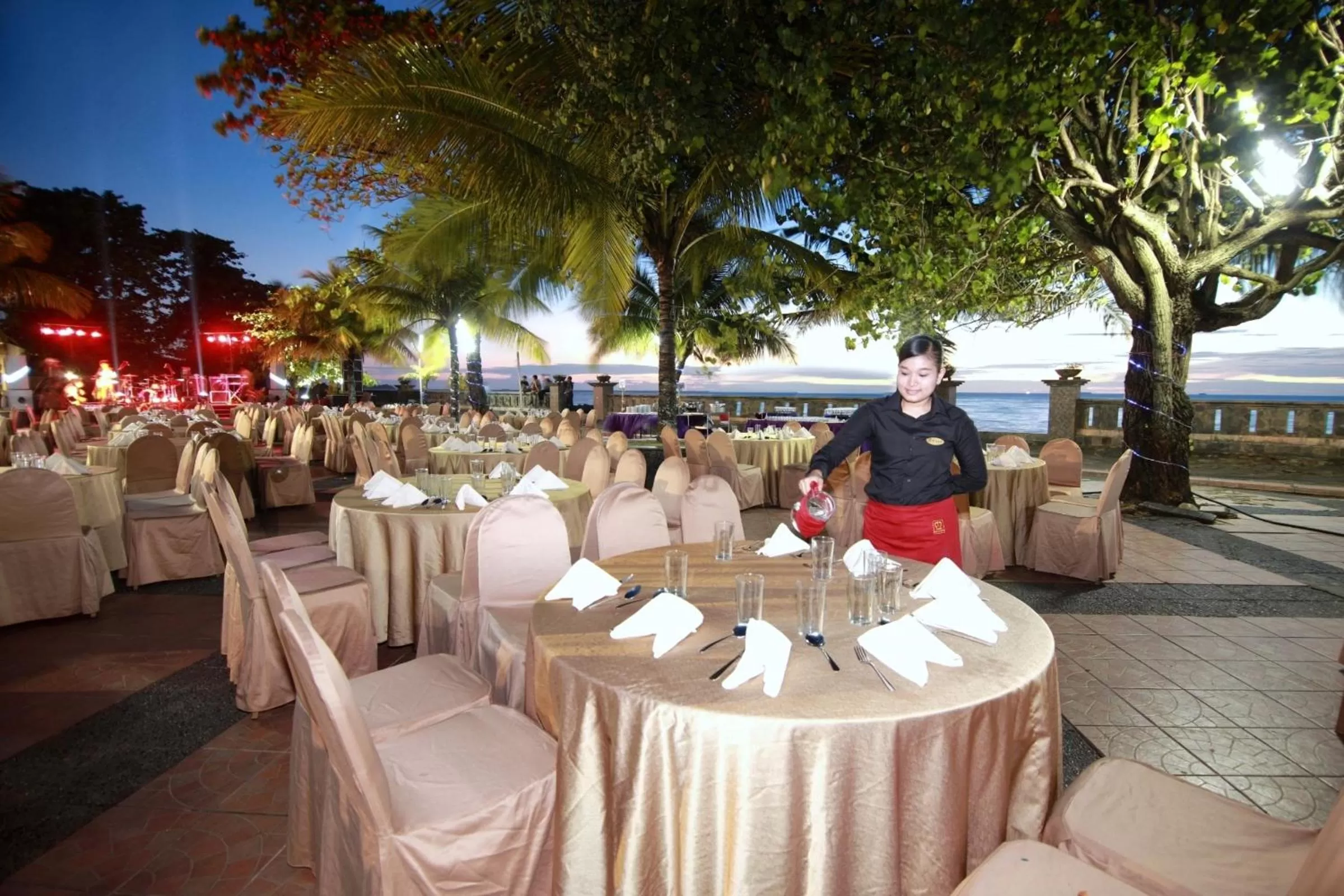 Evening entertainment in Pangeran Beach Hotel