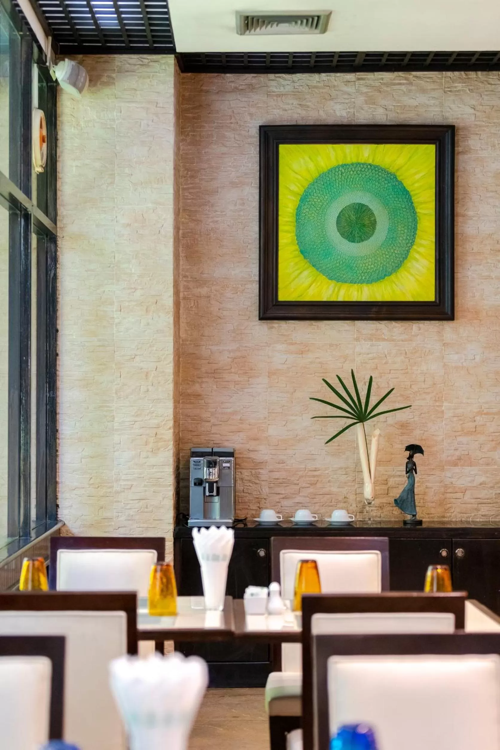 Restaurant/places to eat in Pinnacle Lumpini Park Hotel