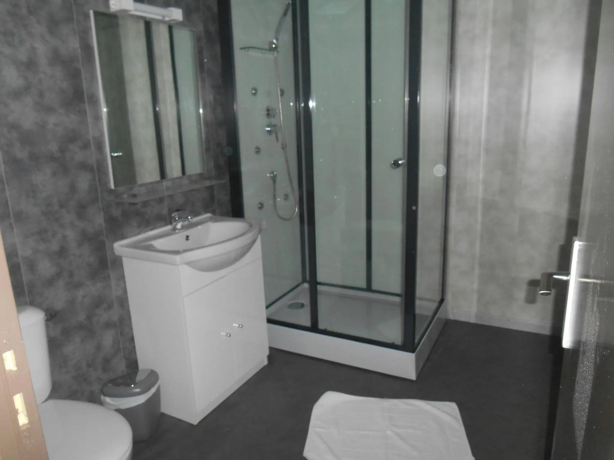 Shower in Hôtel La Tente Verte