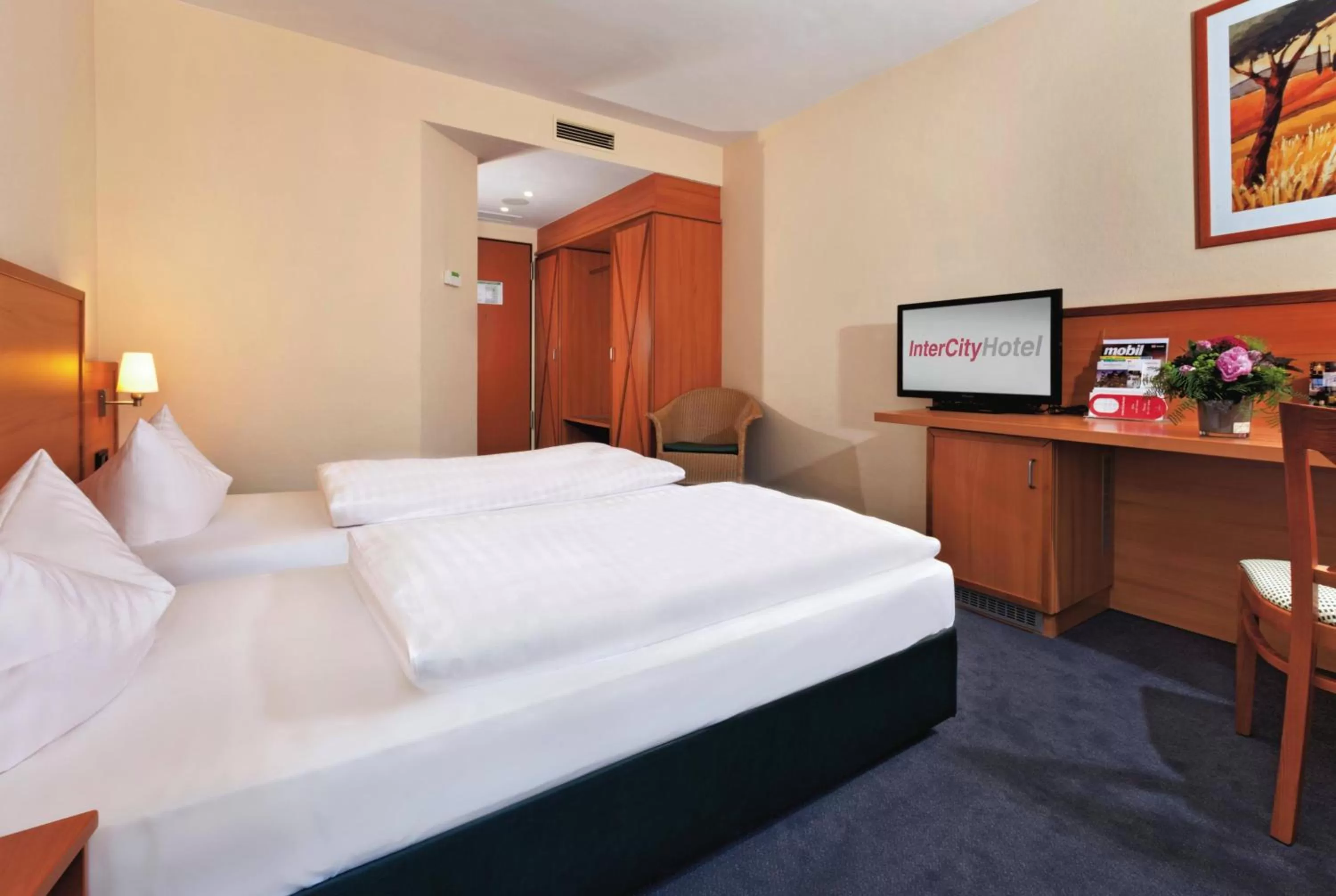 Photo of the whole room, Bed in IntercityHotel Bremen
