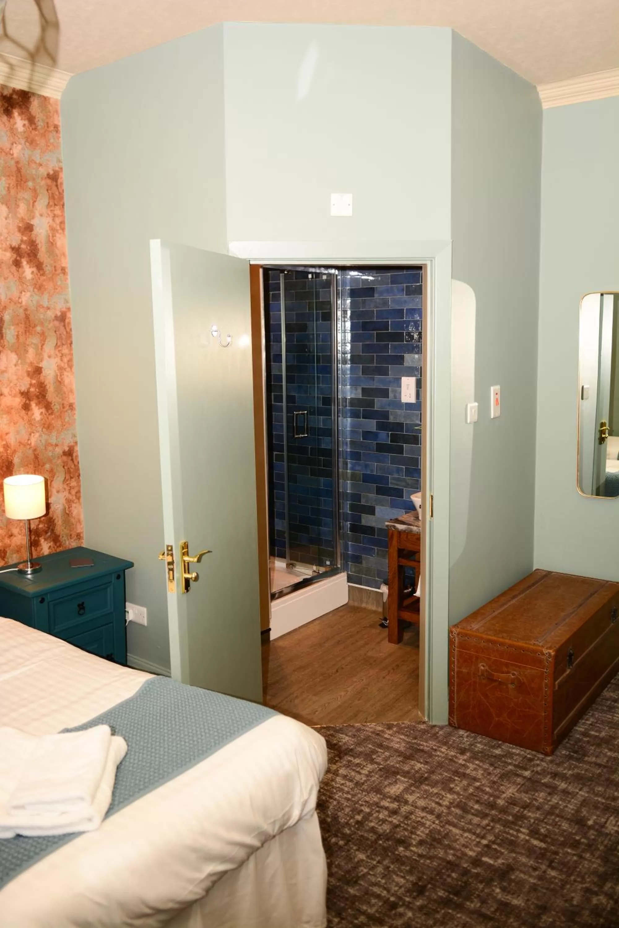 Bedroom, Bed in Plough Inn