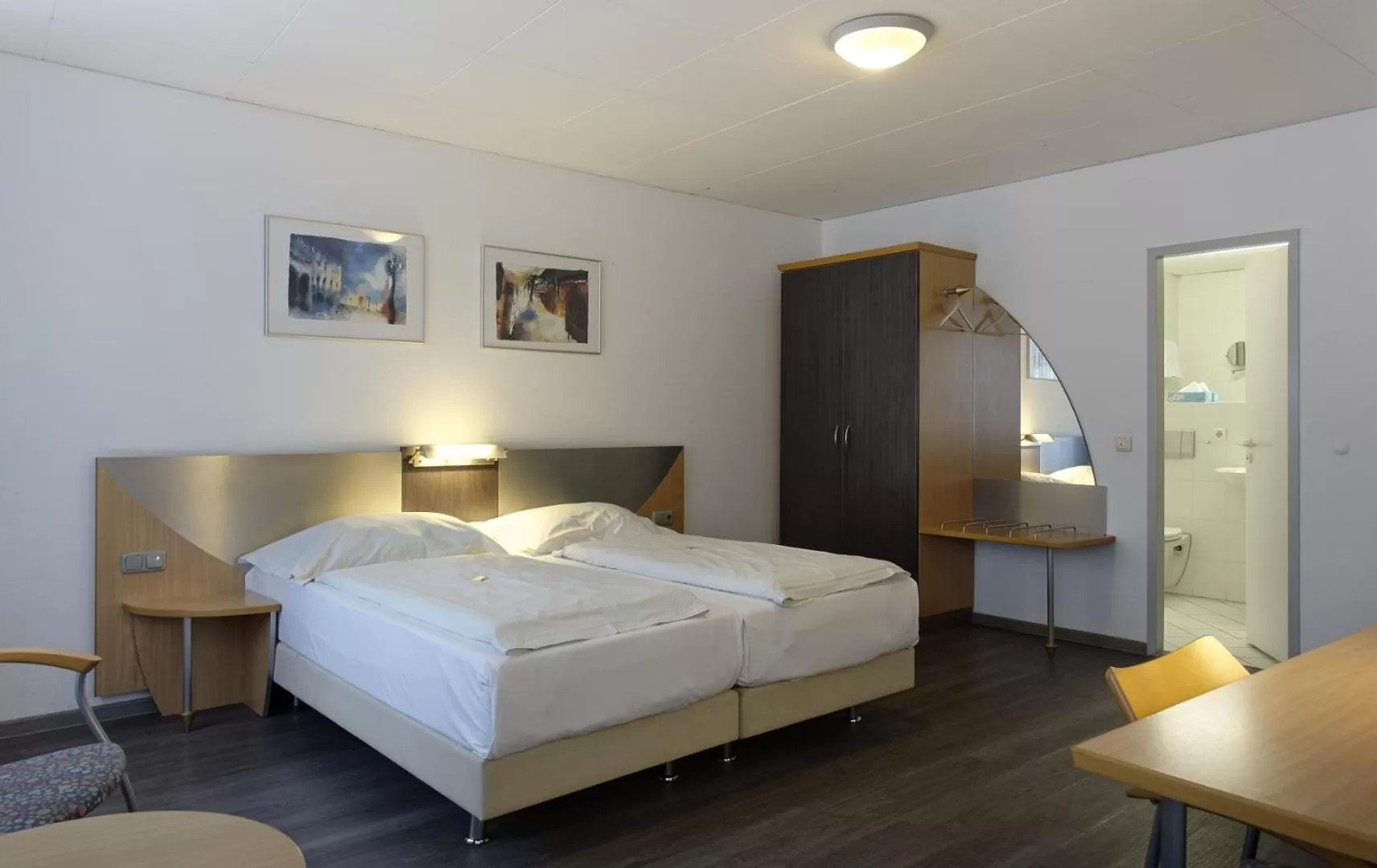 Photo of the whole room, Bed in Opera Hotel Köln