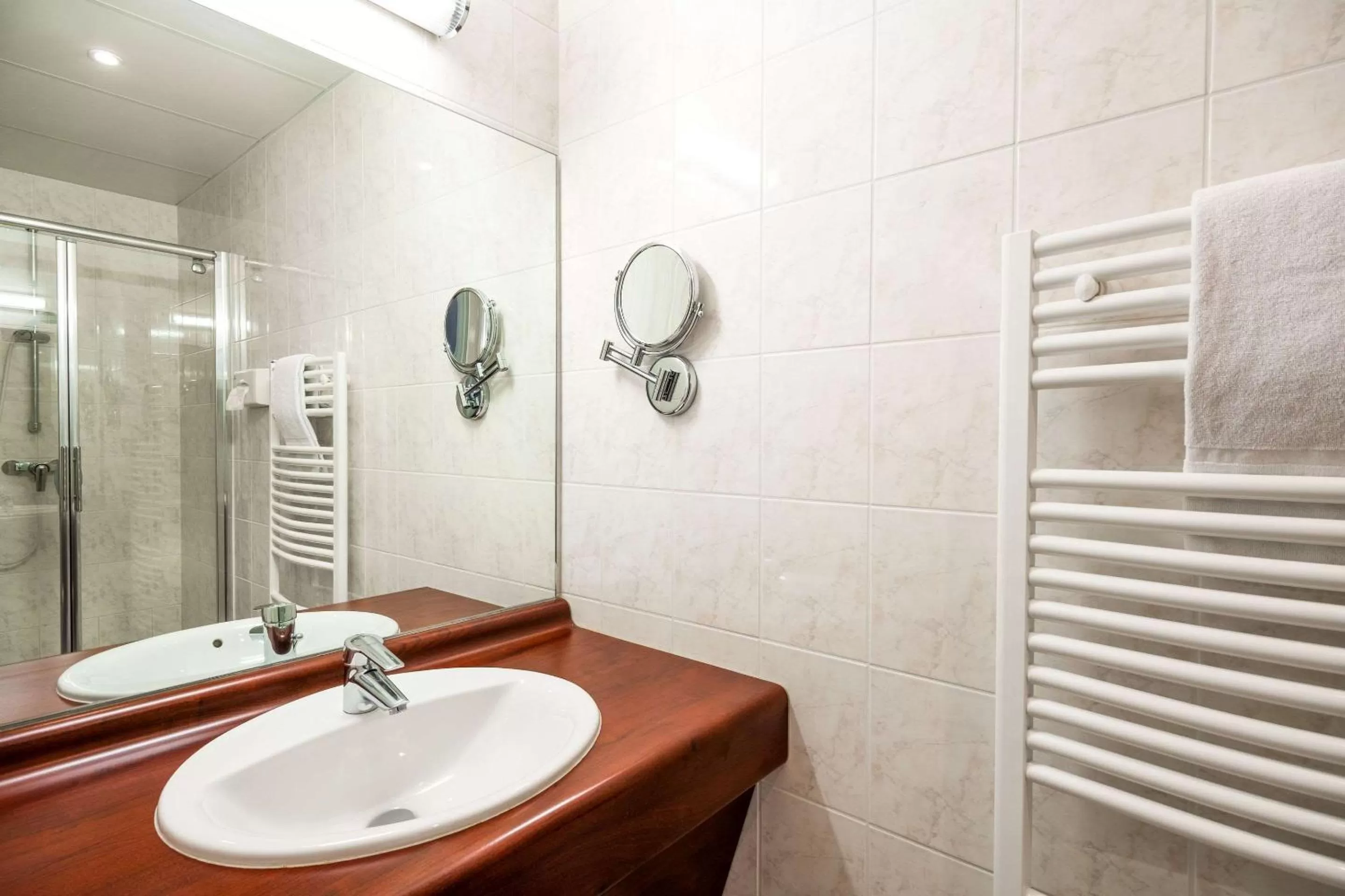 Bathroom in Quality Hotel Pau Centre Bosquet