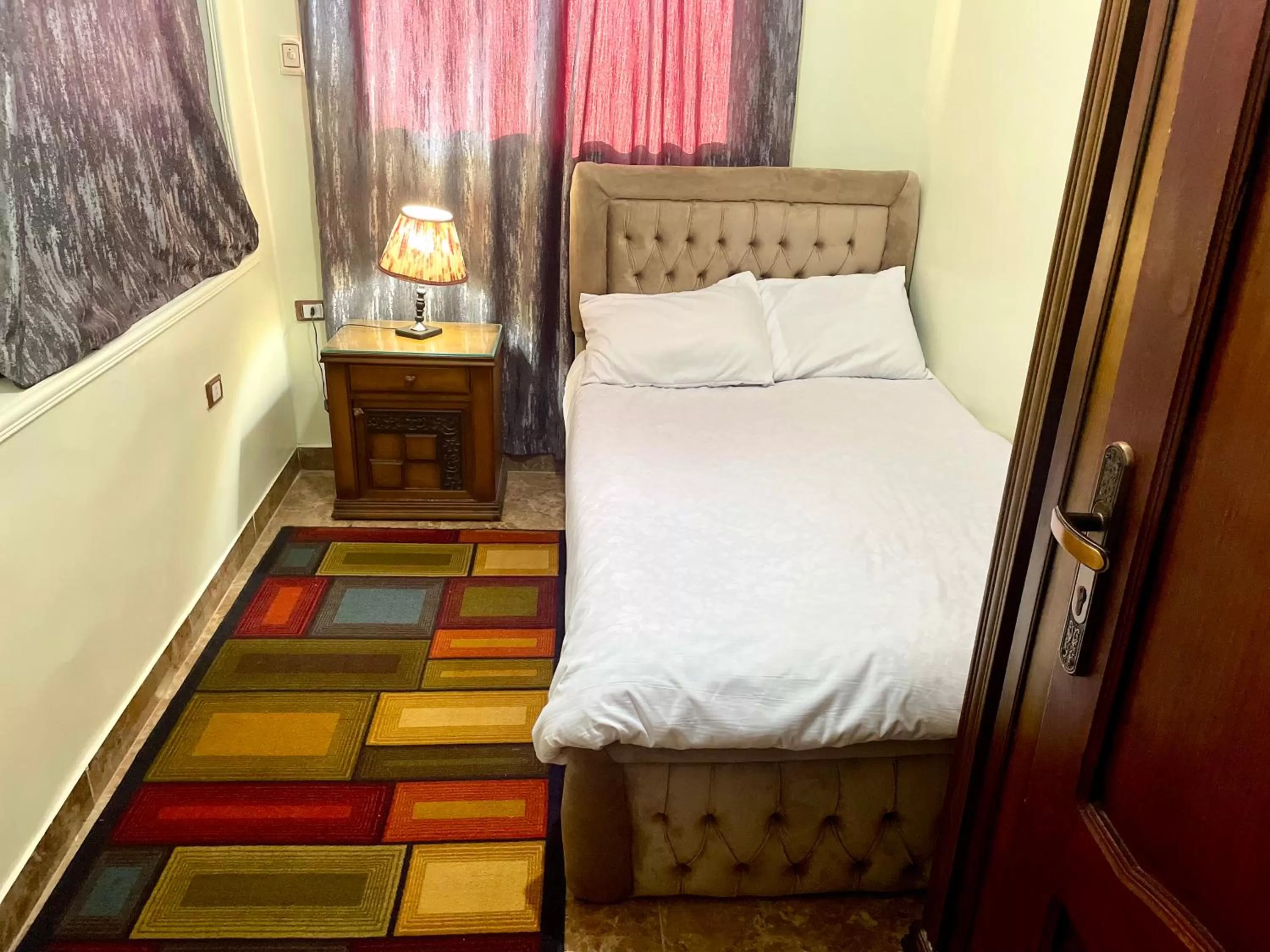 Bed in Sphinx palace pyramids view