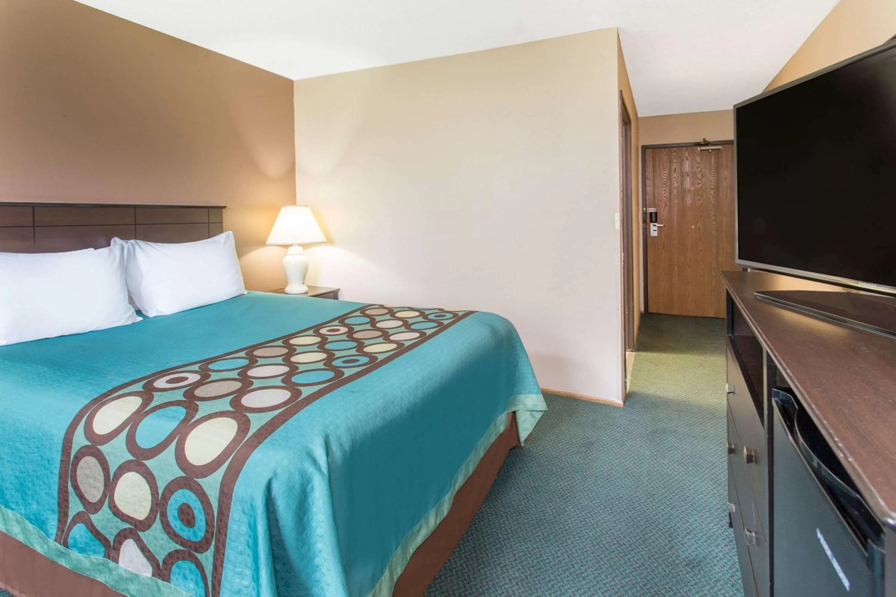 Photo of the whole room in Super 8 by Wyndham Austin MN