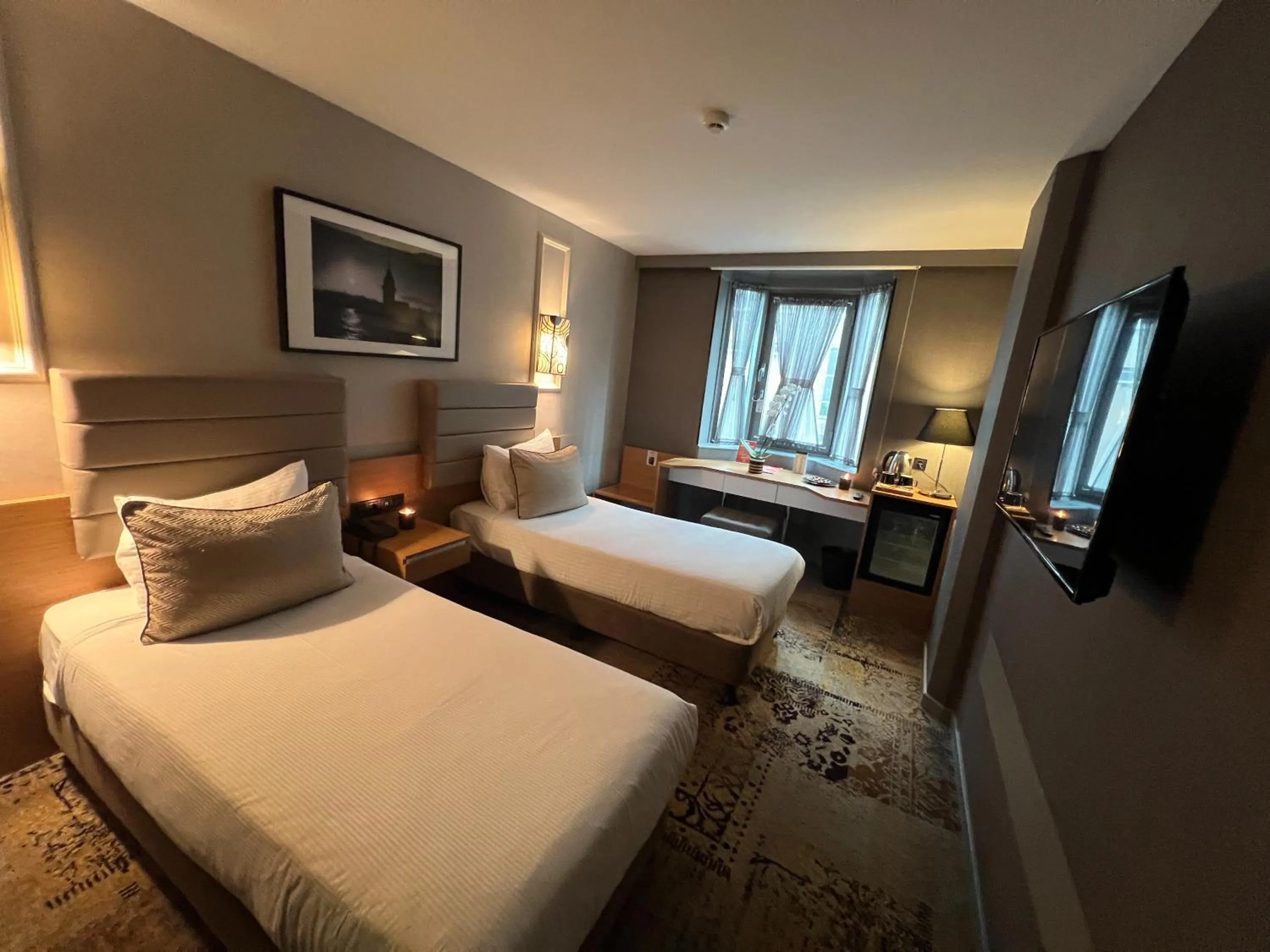 Bedroom, Bed in All Seasons Hotel