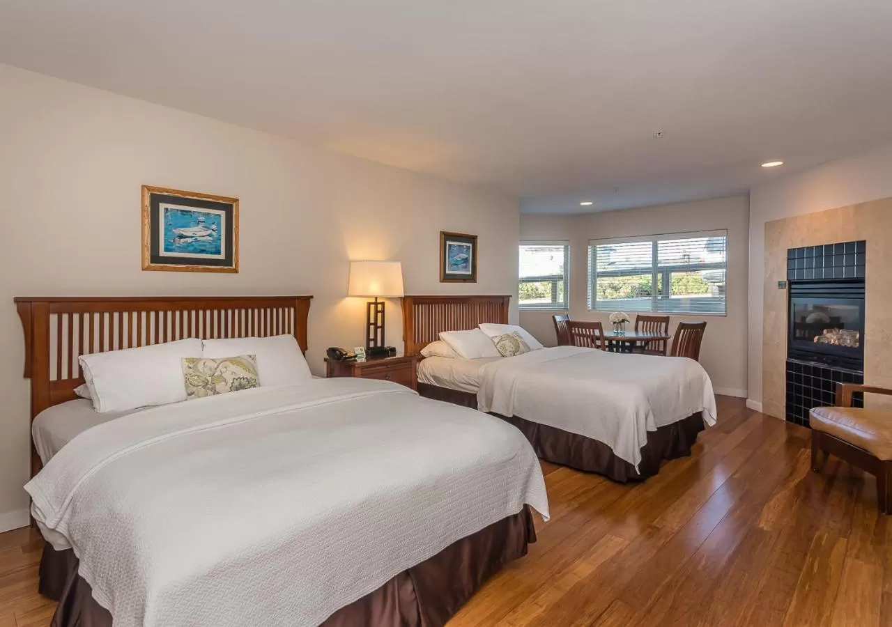 Photo of the whole room, Bed in Little Sur Inn