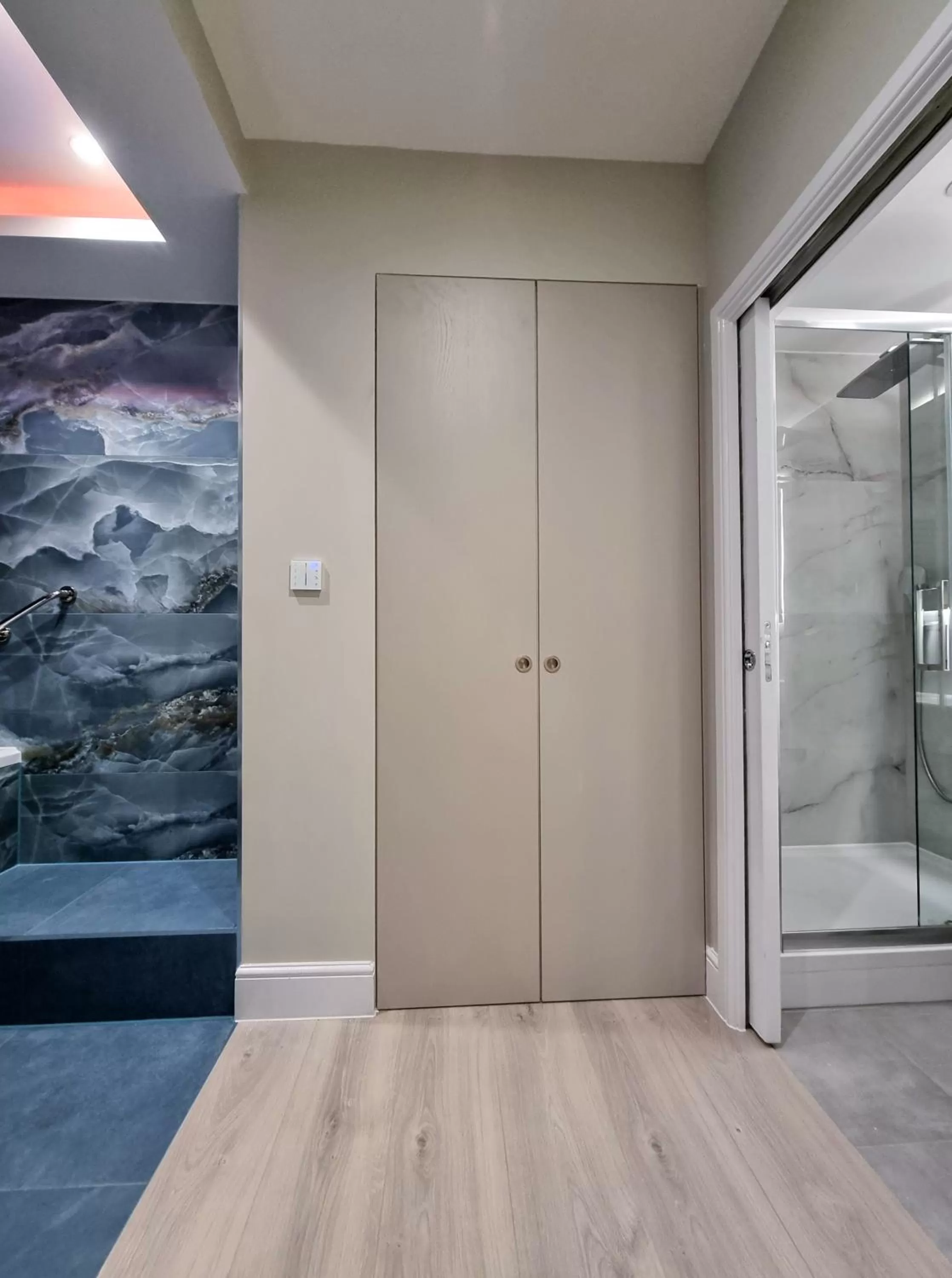 Shower in NOX Kensington Gardens