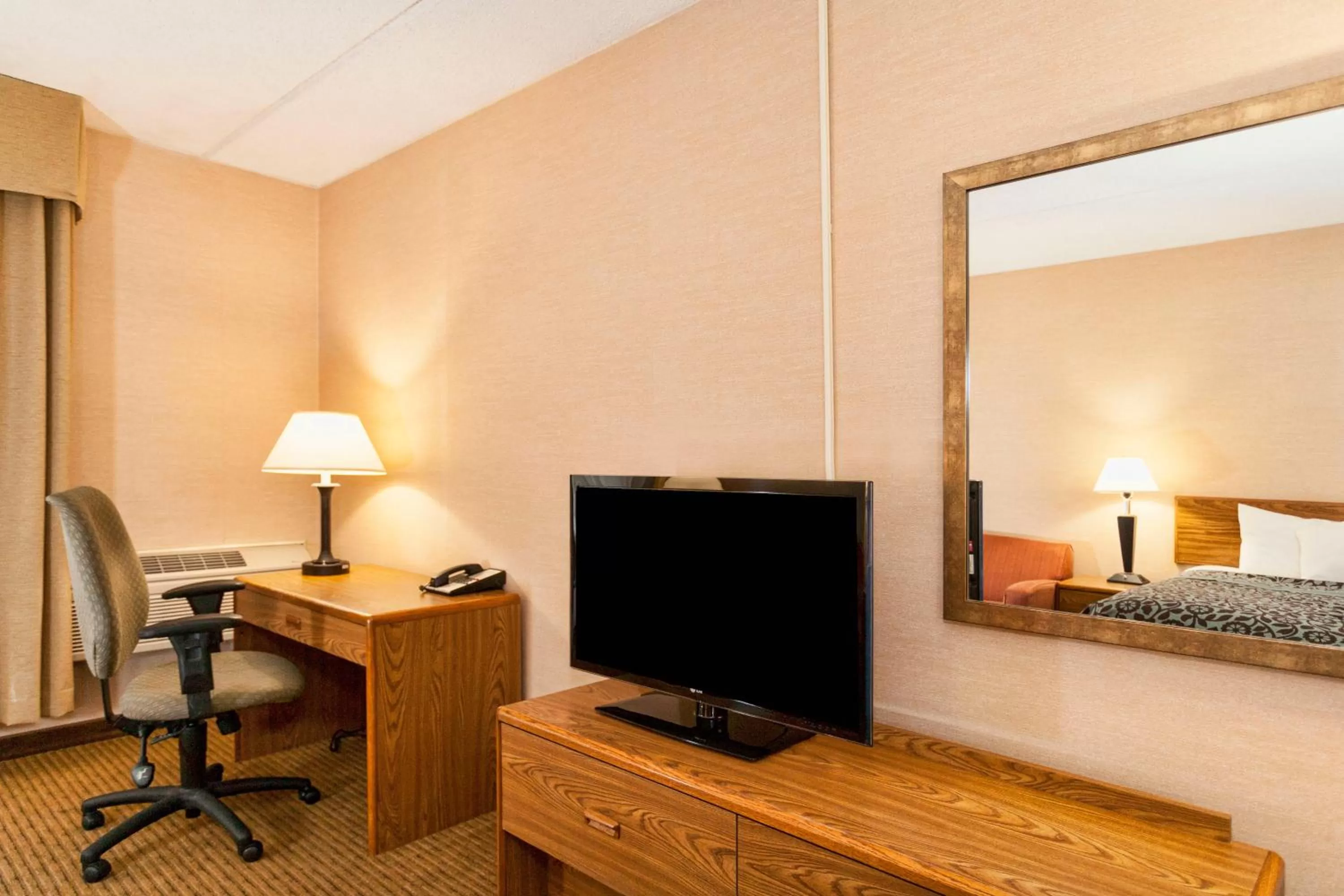 TV and multimedia in Days Inn by Wyndham Duluth Lakewalk