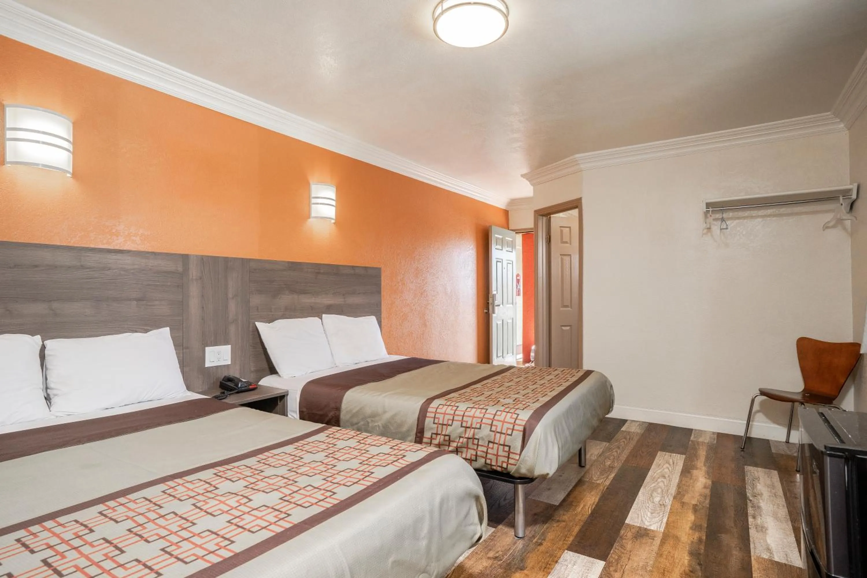 Bedroom, Bed in Economy Inn Hollywood