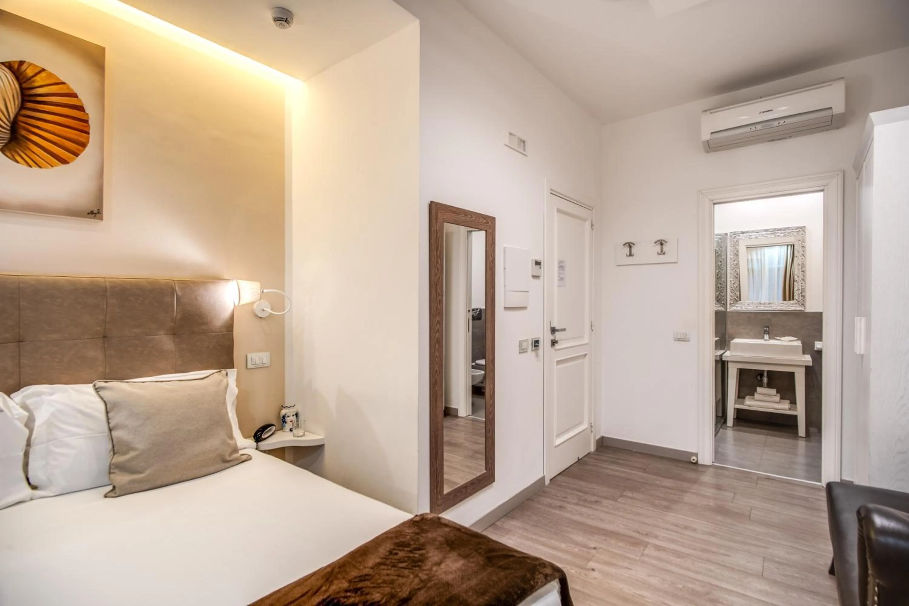 Photo of the whole room, Bed in Hotel Sorrento City