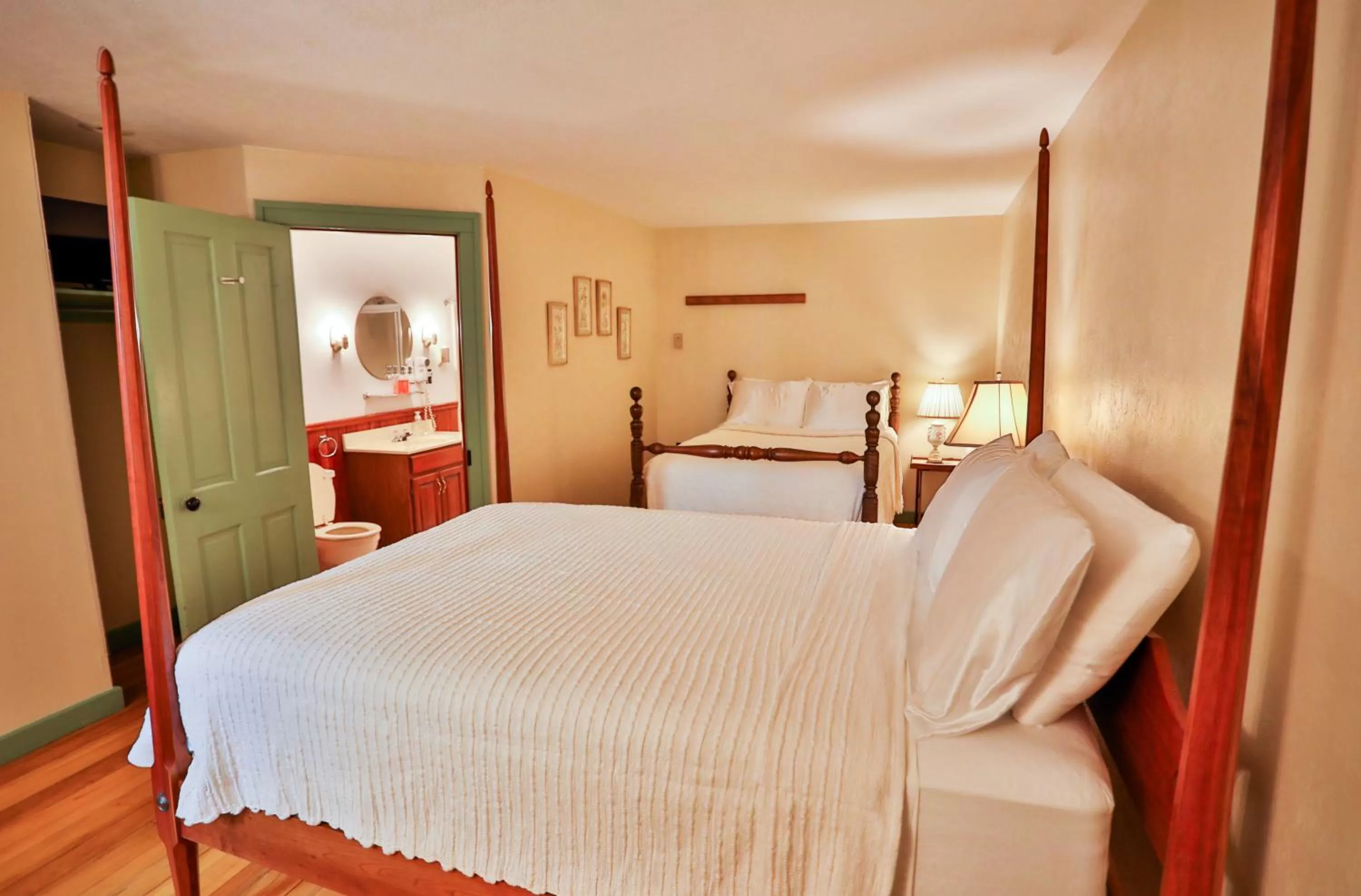 Photo of the whole room, Bed in Baneberry Meadows B&B