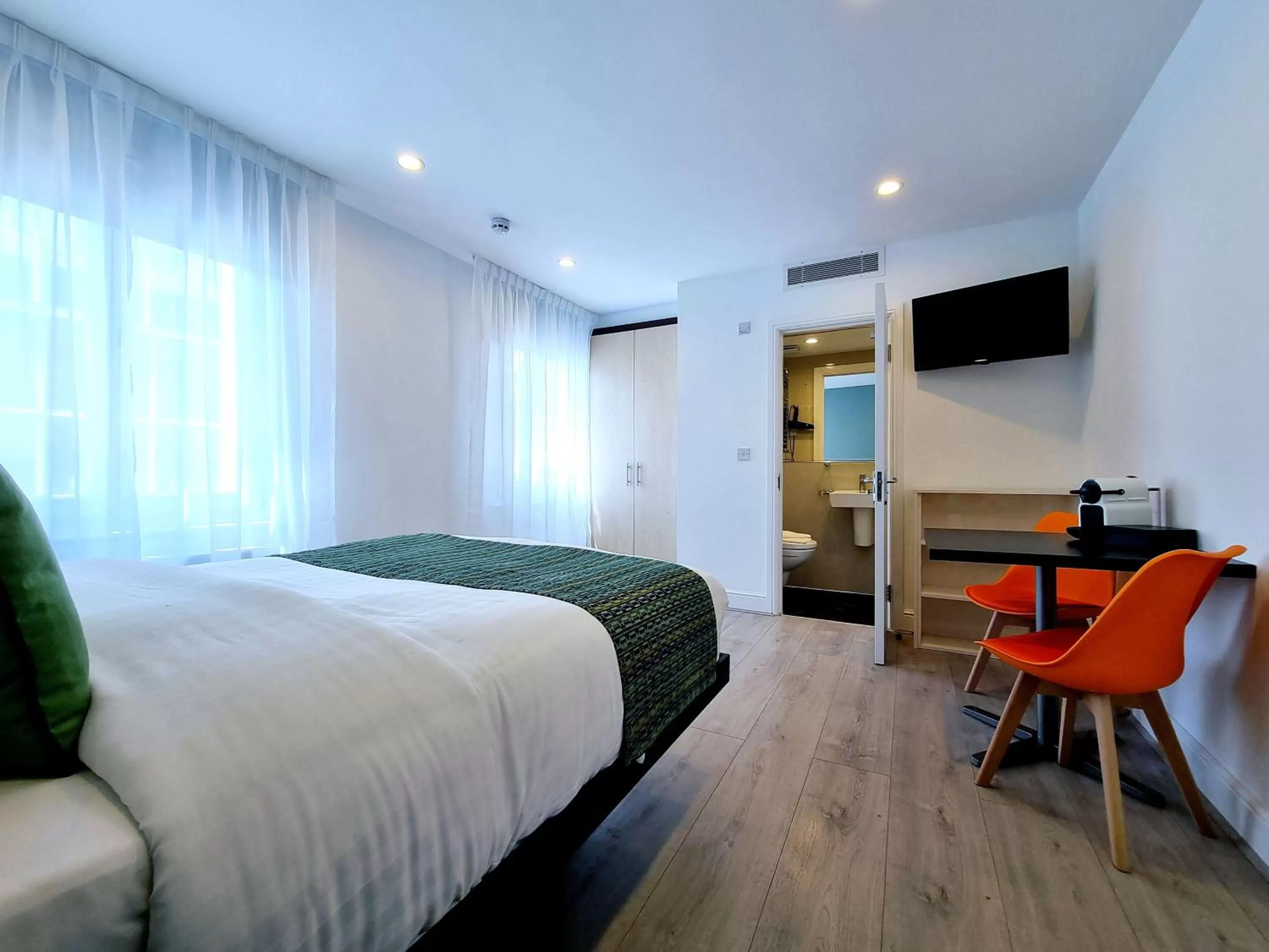 Bedroom, Bed in 146 STUDIOS Marylebone