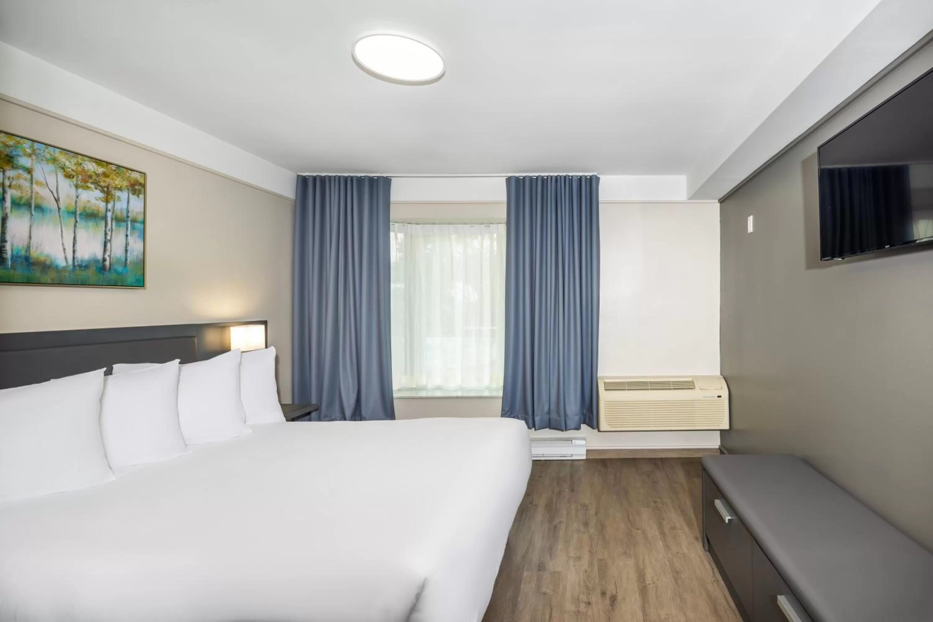 Bed in Les Suites de Laviolette, an Ascend Collection Hotel