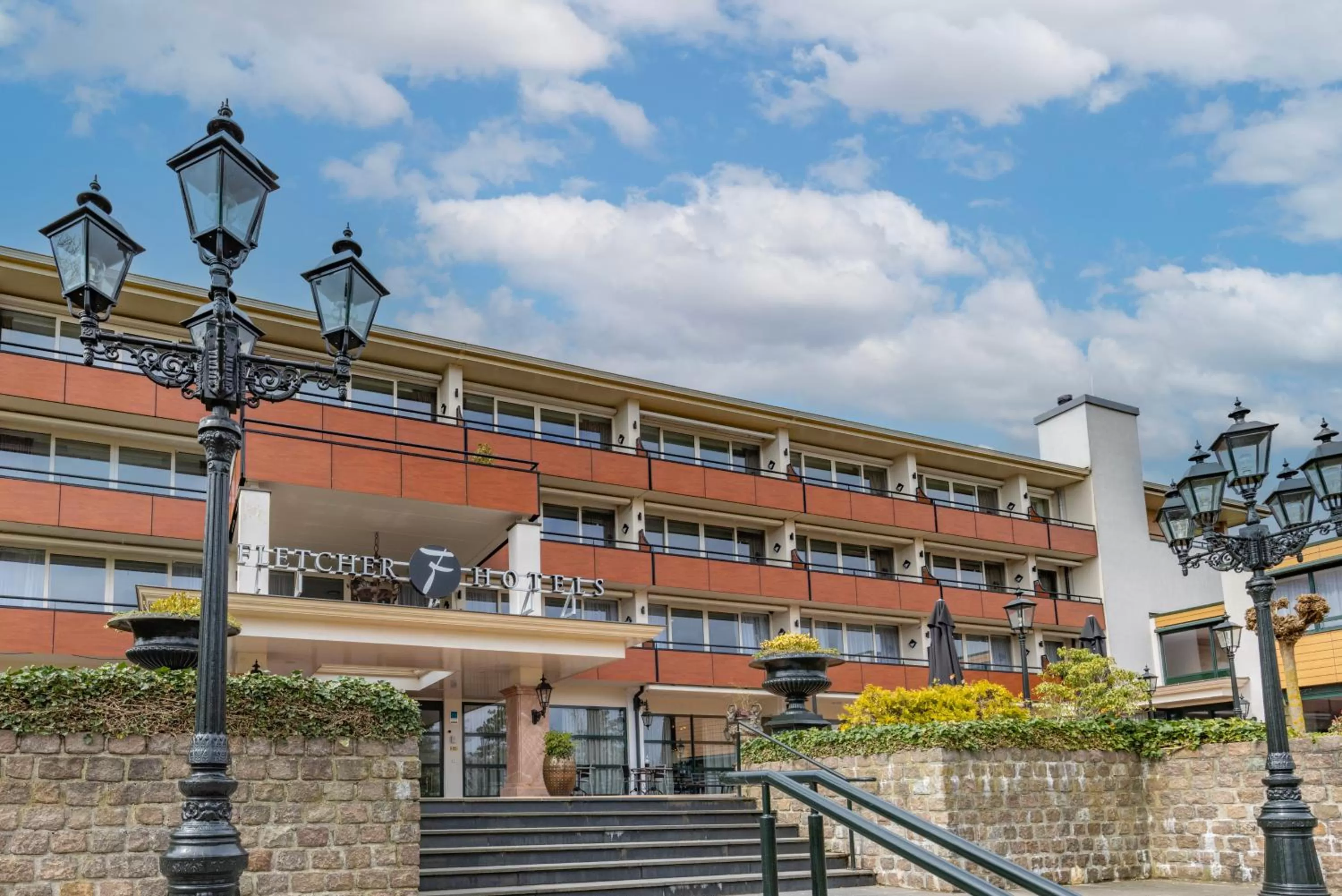 Property building in Fletcher Familiehotel De Hunzebergen