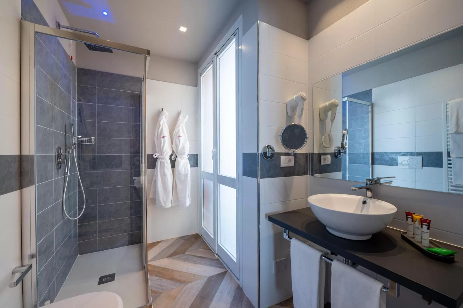 Shower in Hotel Monte Rosa