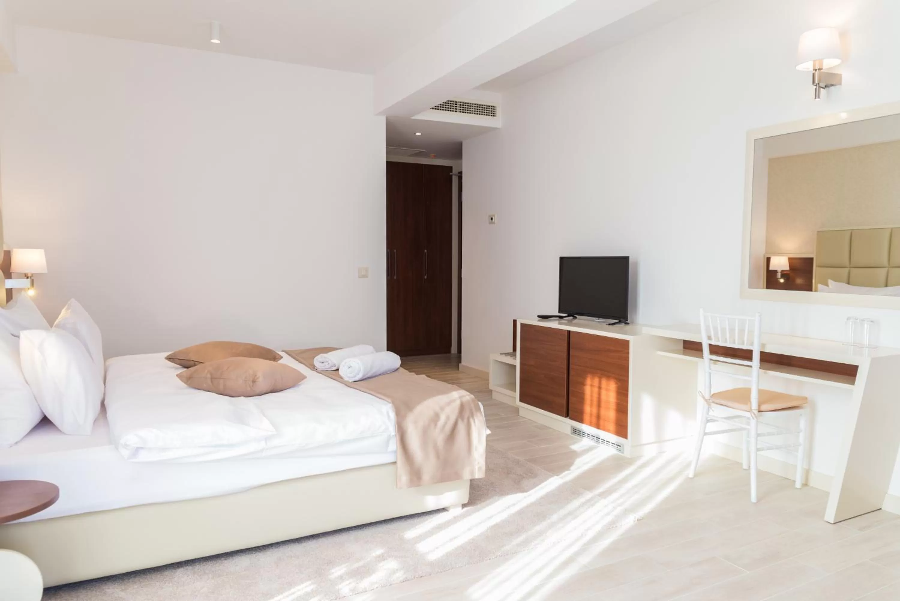 Bedroom, Bed in Hotel Kadmo by Aycon