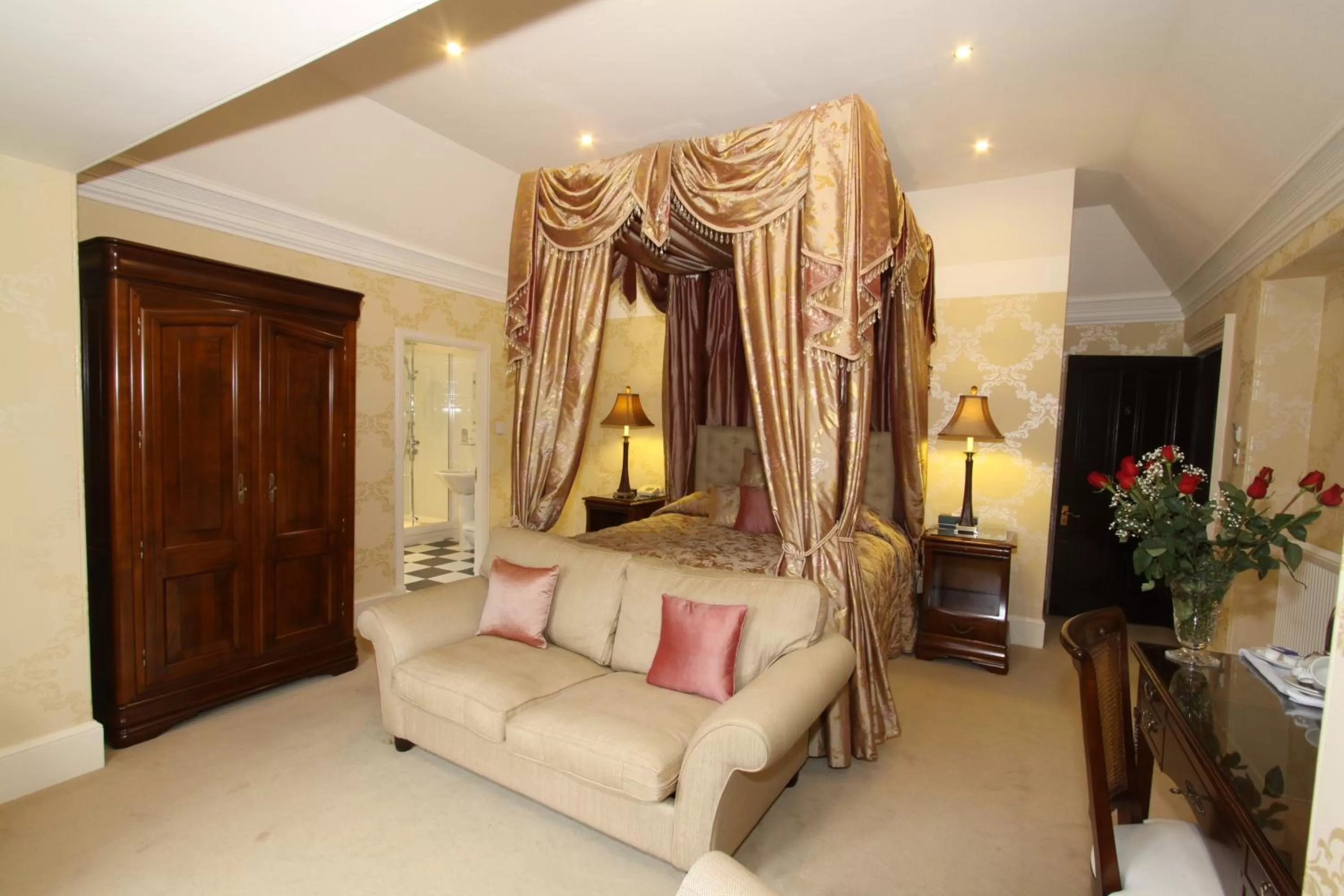 Bed in Mansion House Hotel