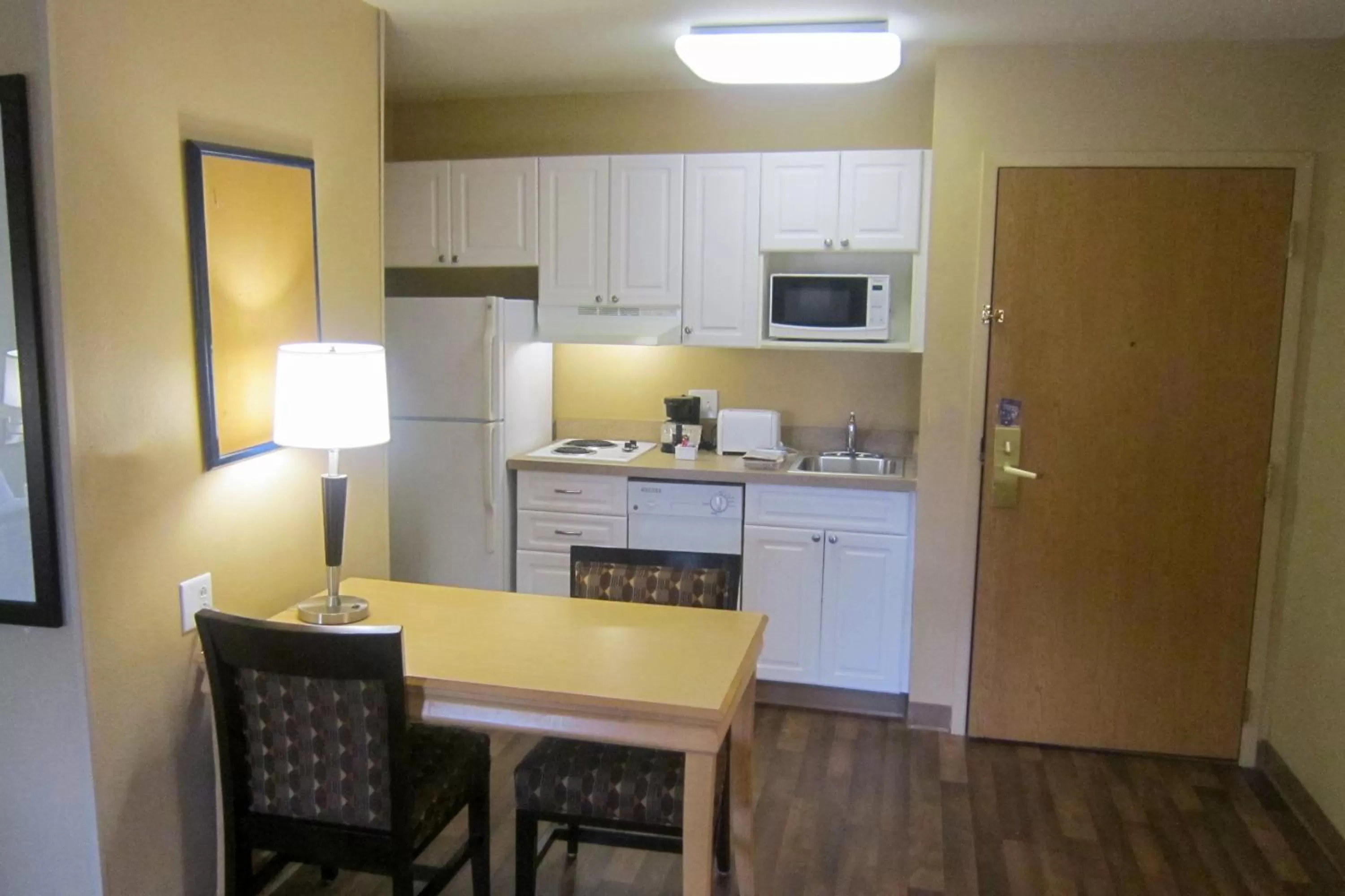 Kitchen or kitchenette in Extended Stay America Suites - Seattle - Bothell - Canyon Park