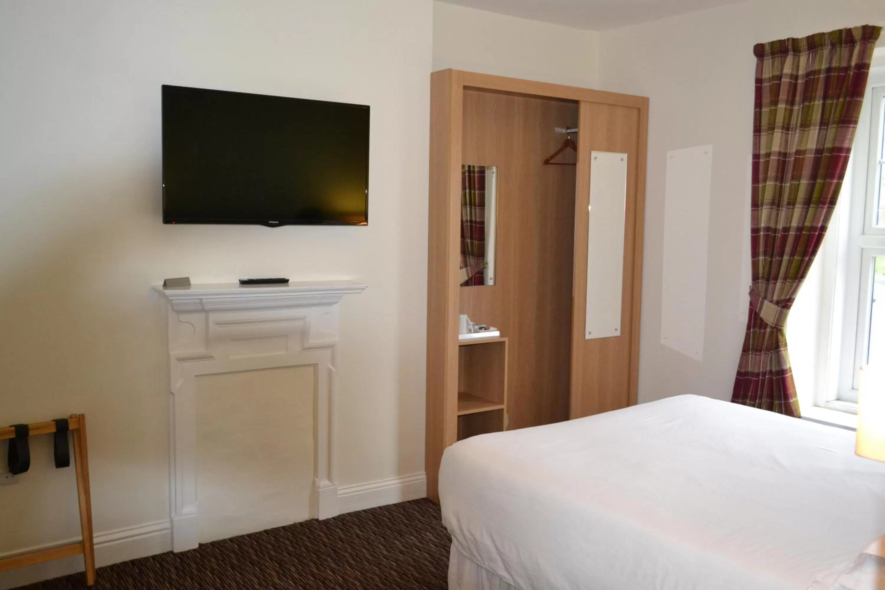 TV/Entertainment Center in Oak Tree Inn