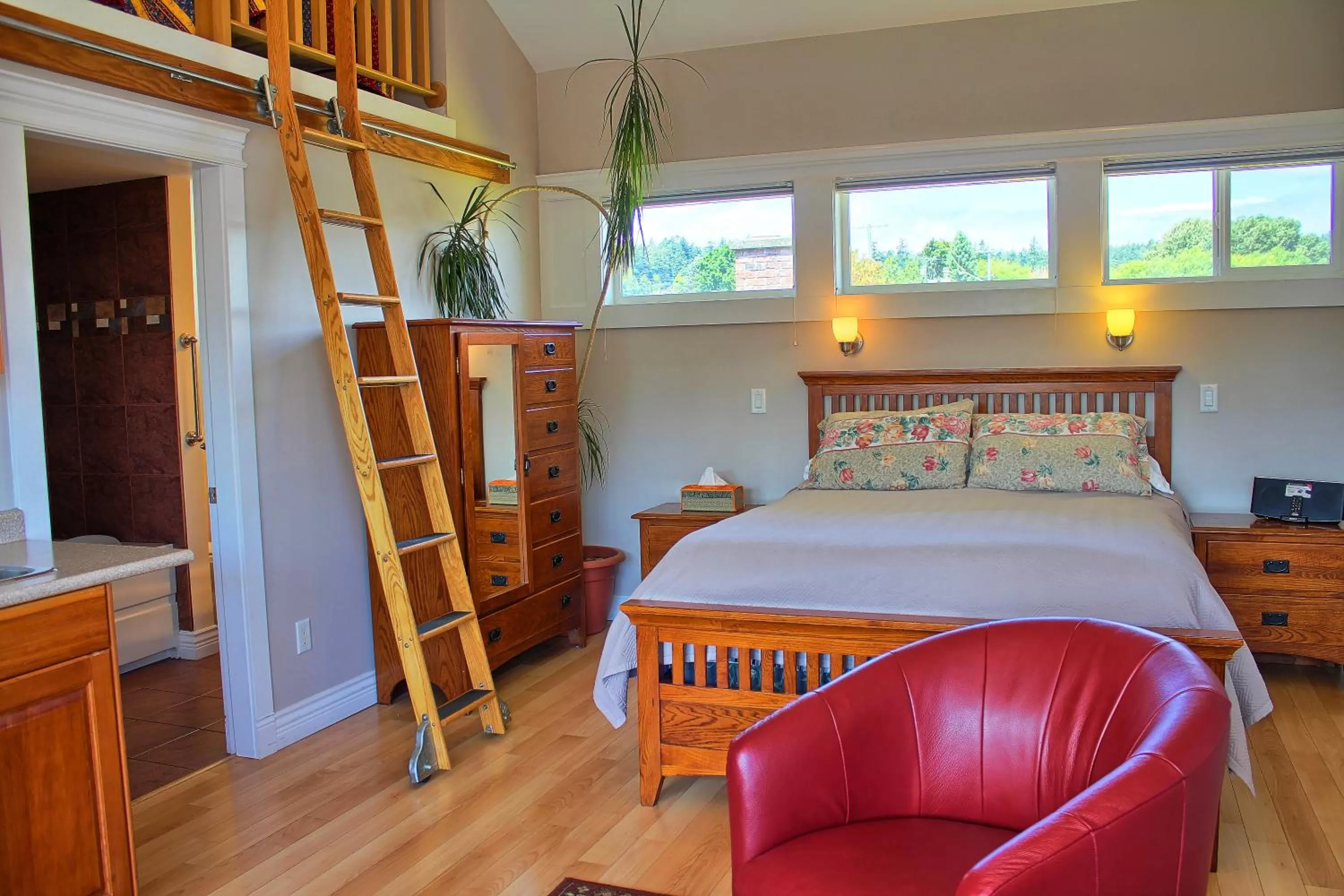 Bedroom, Bed in Birds of a Feather Victoria Oceanfront Studio Suites
