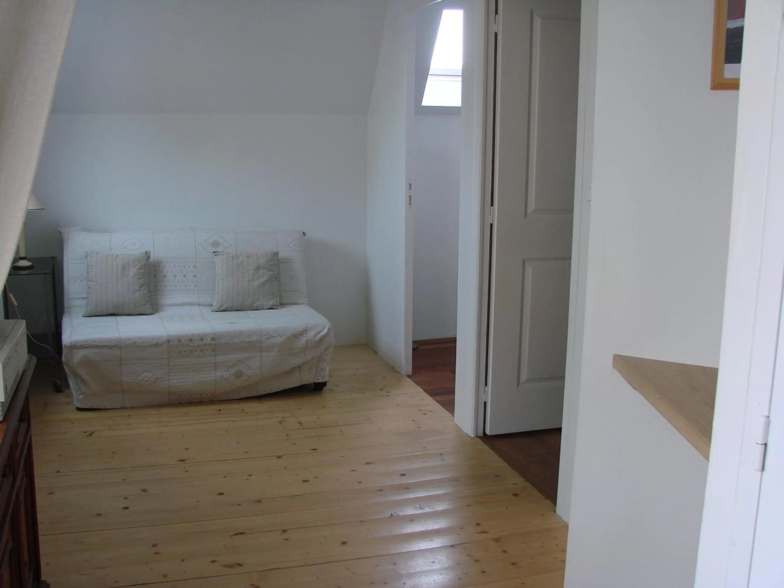 Seating area, Bed in Chambres de Condate