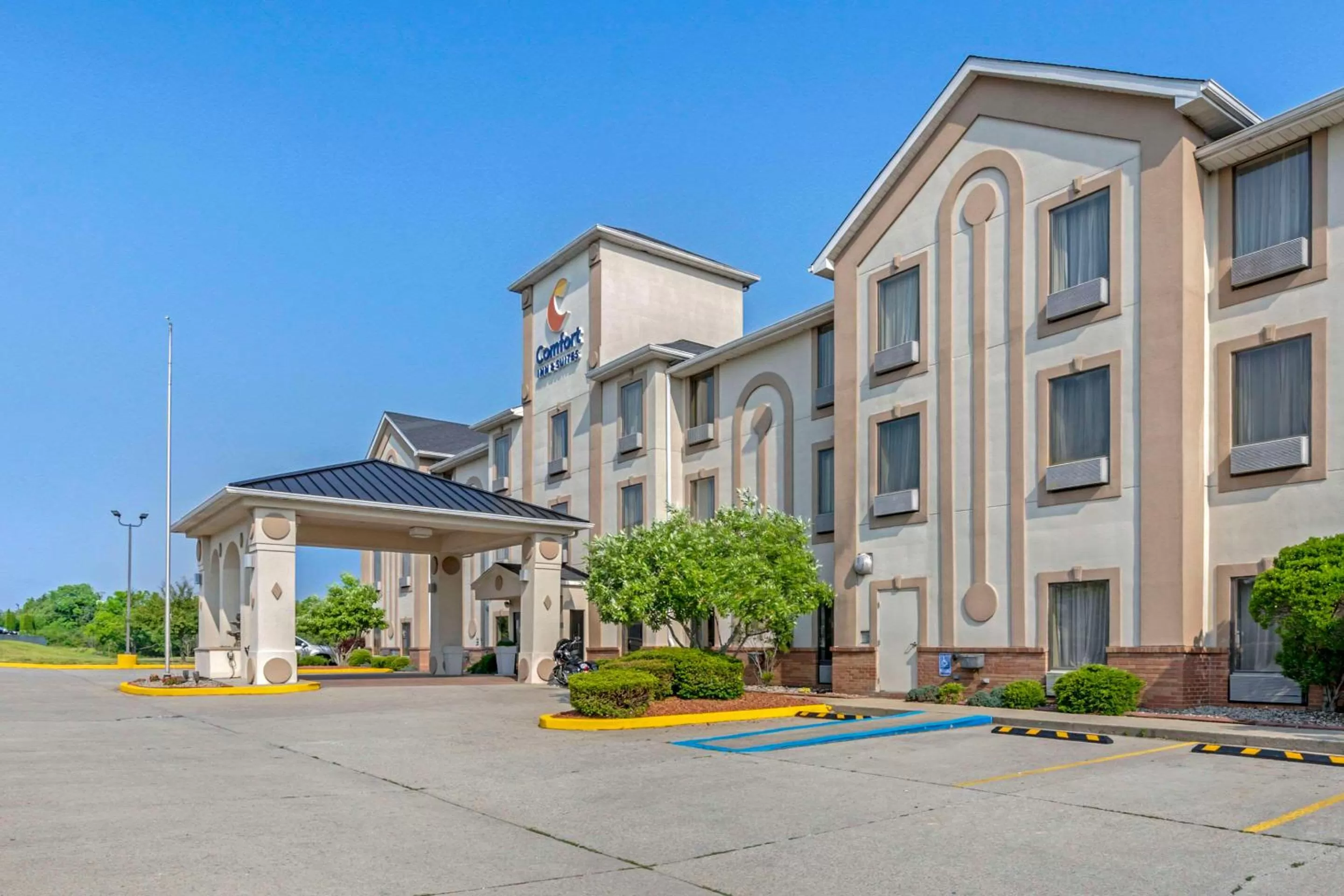 Property building in Comfort Inn & Suites La Grange - Louisville Area