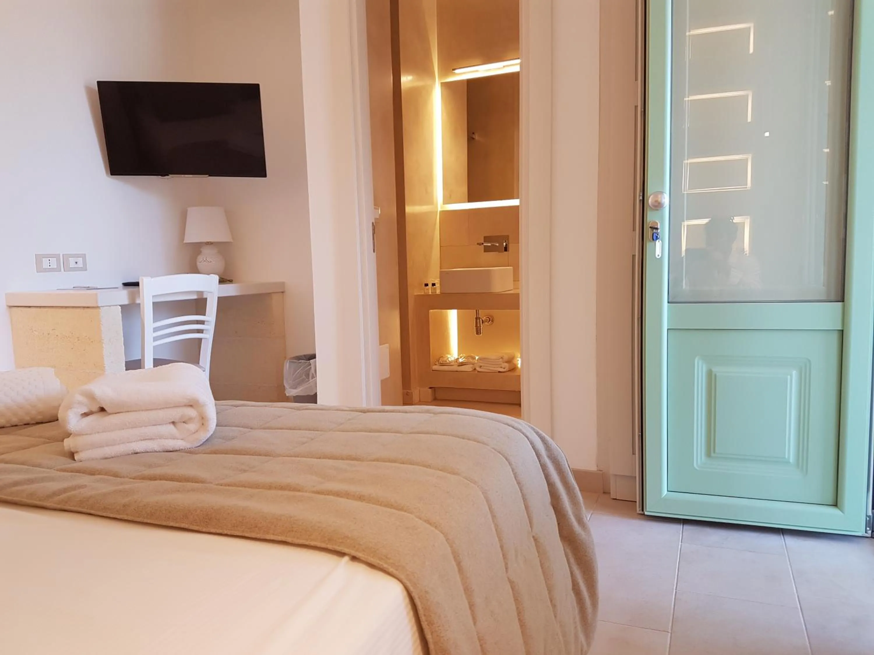 Bathroom, Bed in Montiro' Hotel