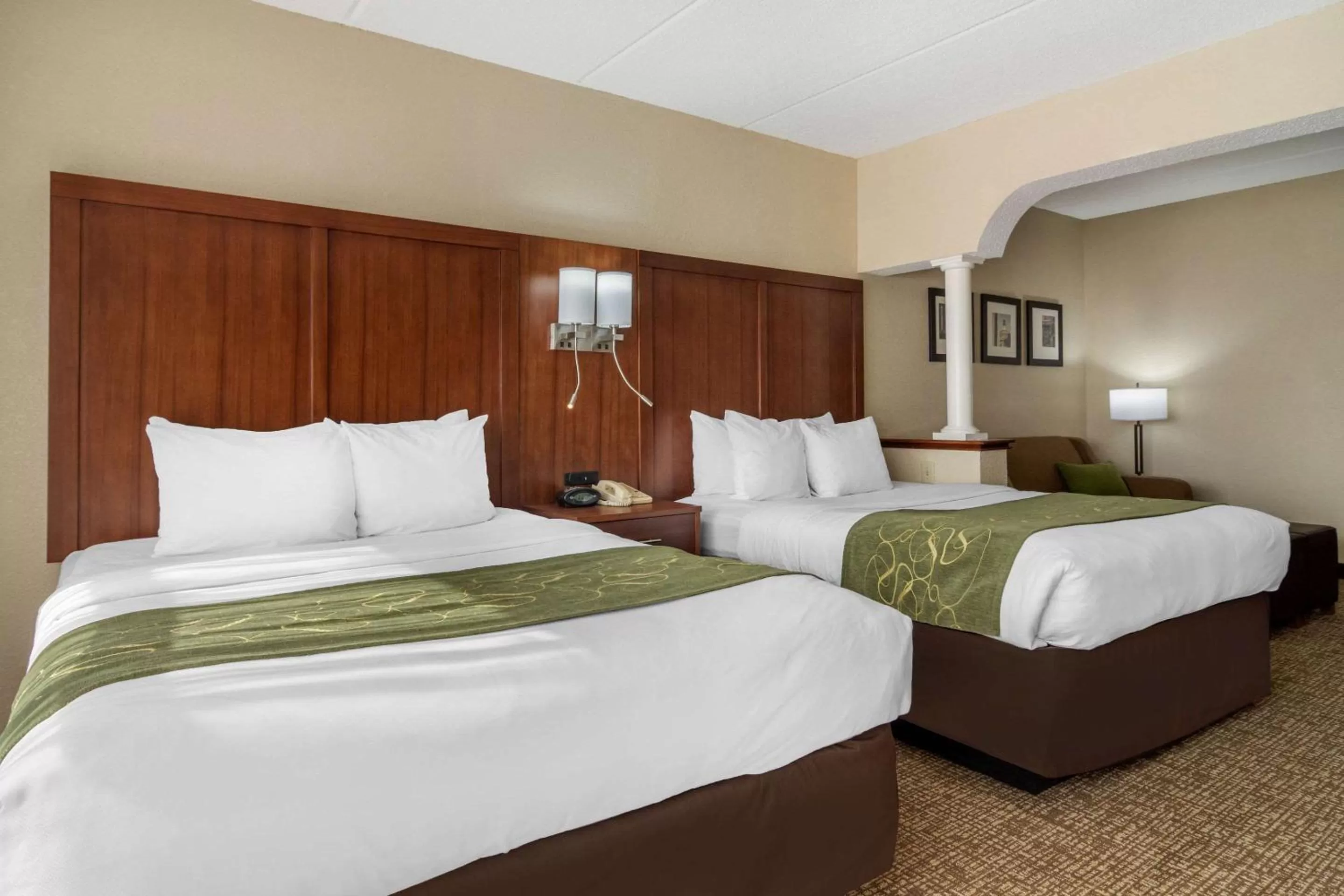 Photo of the whole room, Bed in Comfort Suites Woodstock - Atlanta North