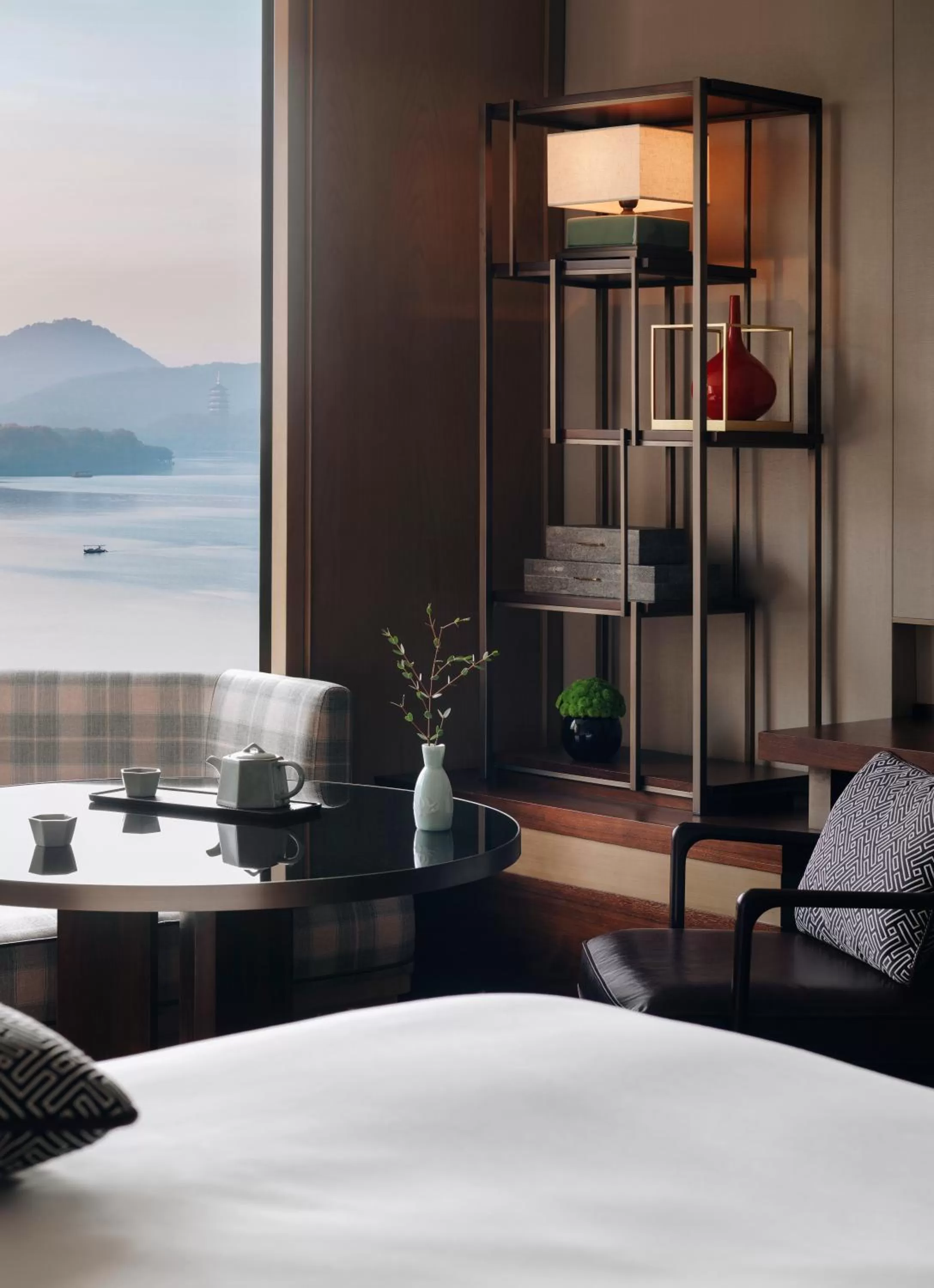 Twin Room with Lake View - Club Access in Grand Hyatt Hangzhou