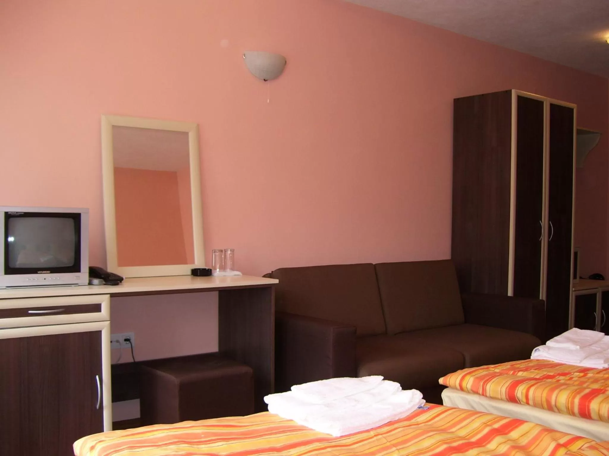 Bedroom, Bed in Kestenite Family Hotel