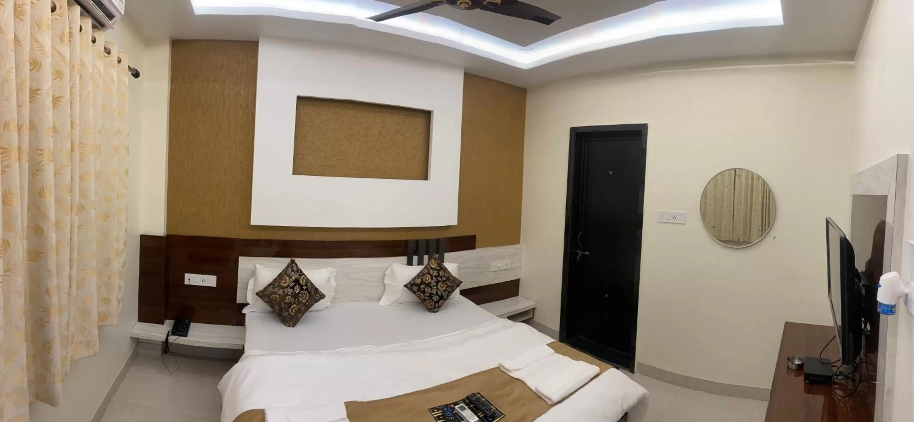 Bed in Hotel Golden Bliss