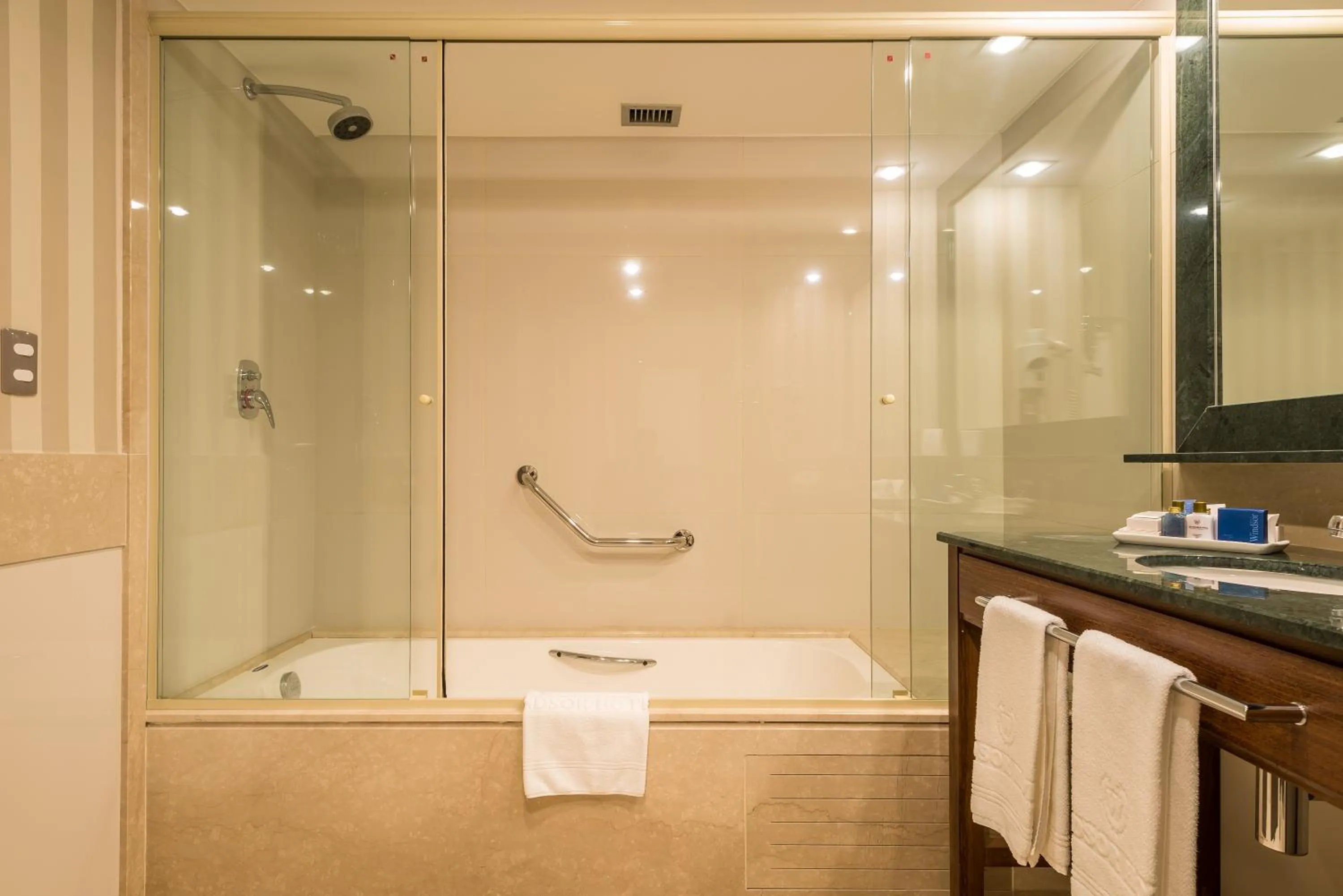 Bathroom in Windsor Oceanico Hotel